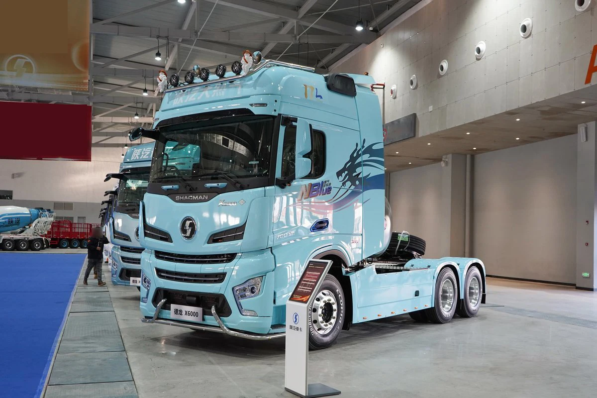 Towing 40 tons 6x4 LNG power 700hp engine automatic 10 wheeler 295/80r22.5 tyres tractor truck for sale