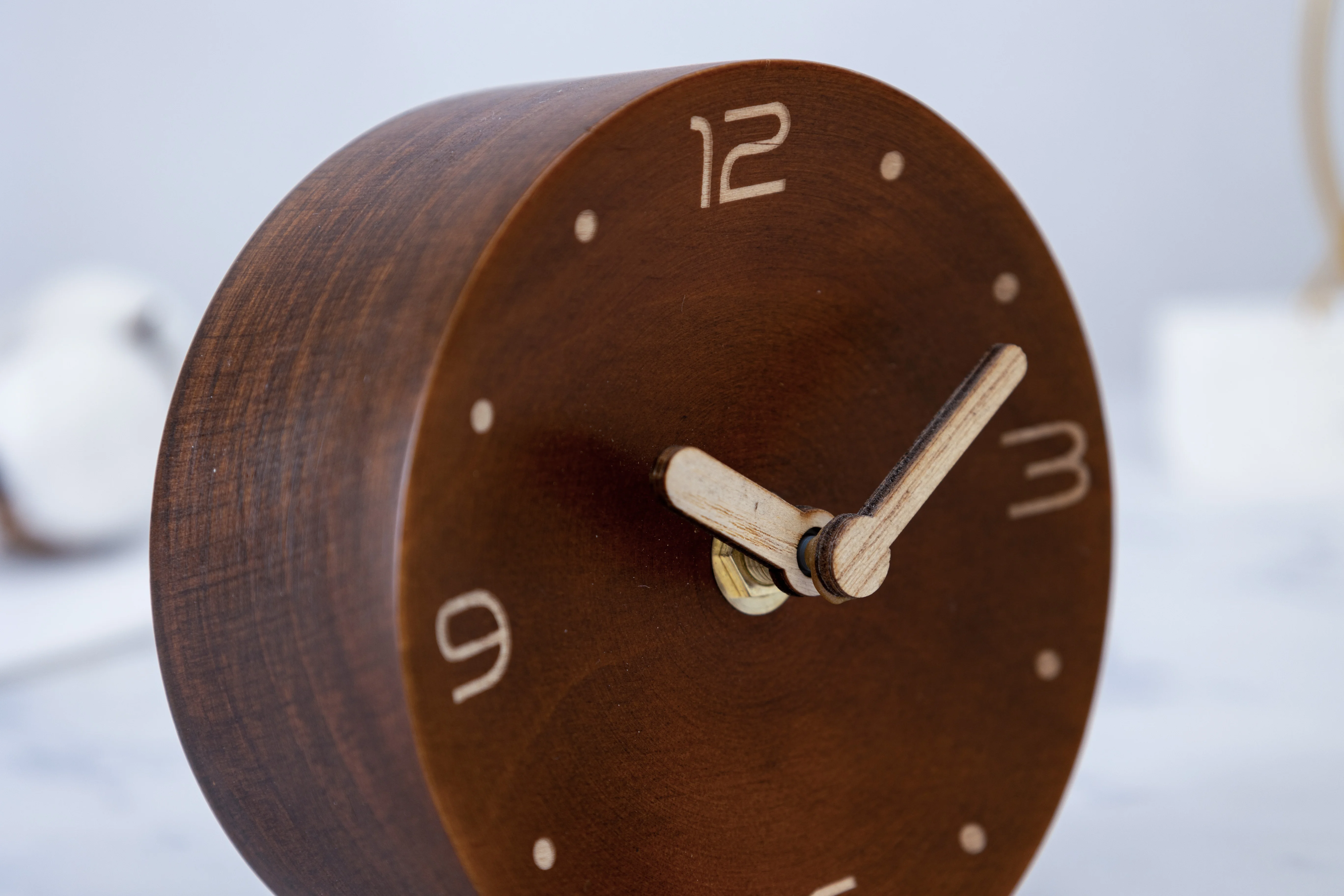 Creative new design wood material eco friendly home decor table desk clock