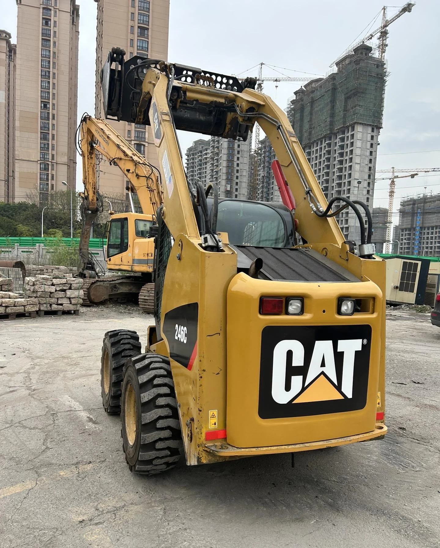 Подержанный Caterpillar CAT 246C мини колесный погрузчик с колесами EPA/CE для продажи