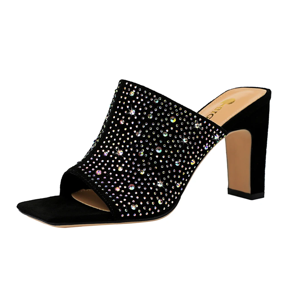 83-6 модных рубашек с цвет шлепанцы со стразами; С тонкой повязкой на толстом высоком каблуке открытым носком с квадратным носком замшевые слово со стразами женские тапочки; Летние туфли