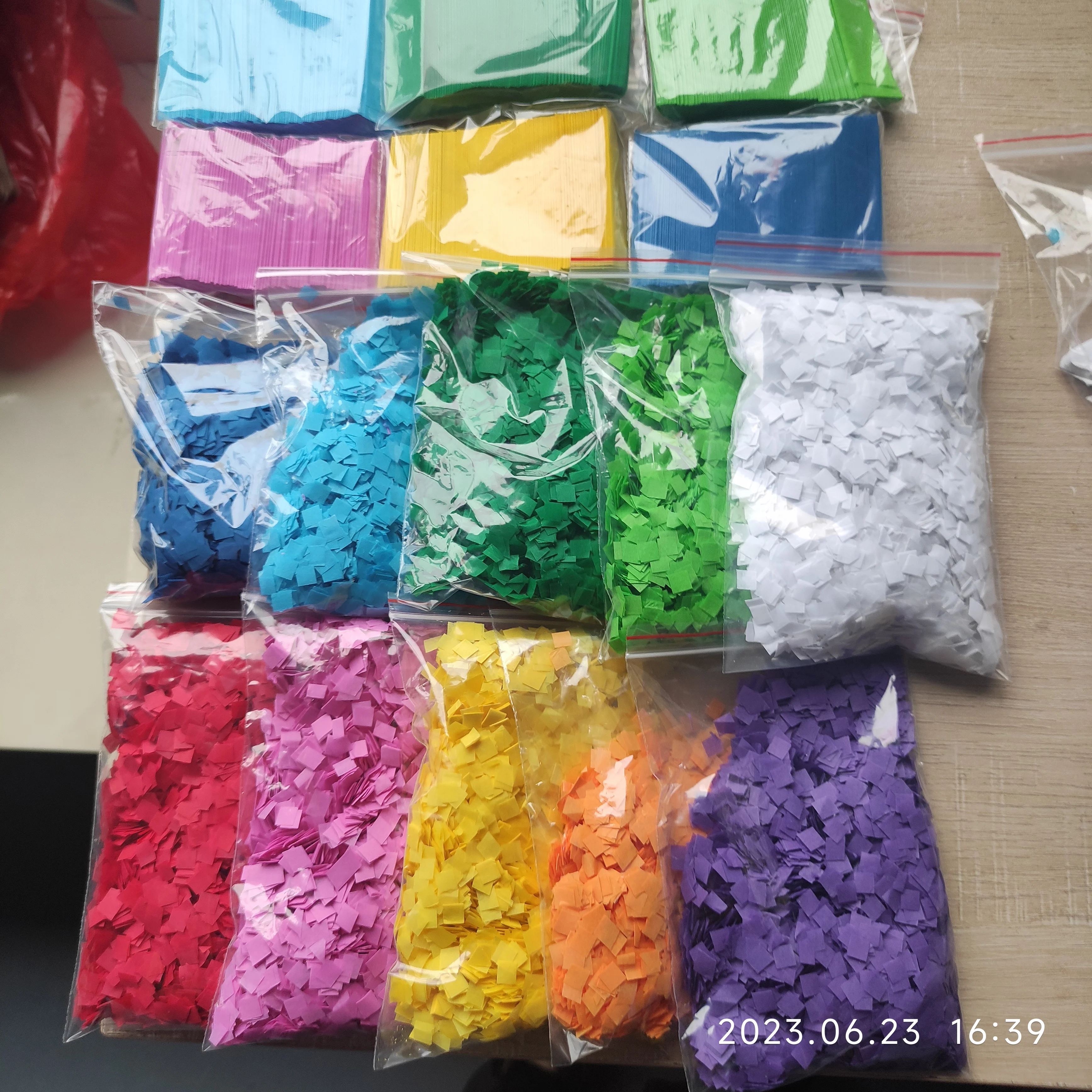 Hot sale Low Price 0.6*0.6cm colorful snow square confetti paper Used for Festival Christmas and Concert
