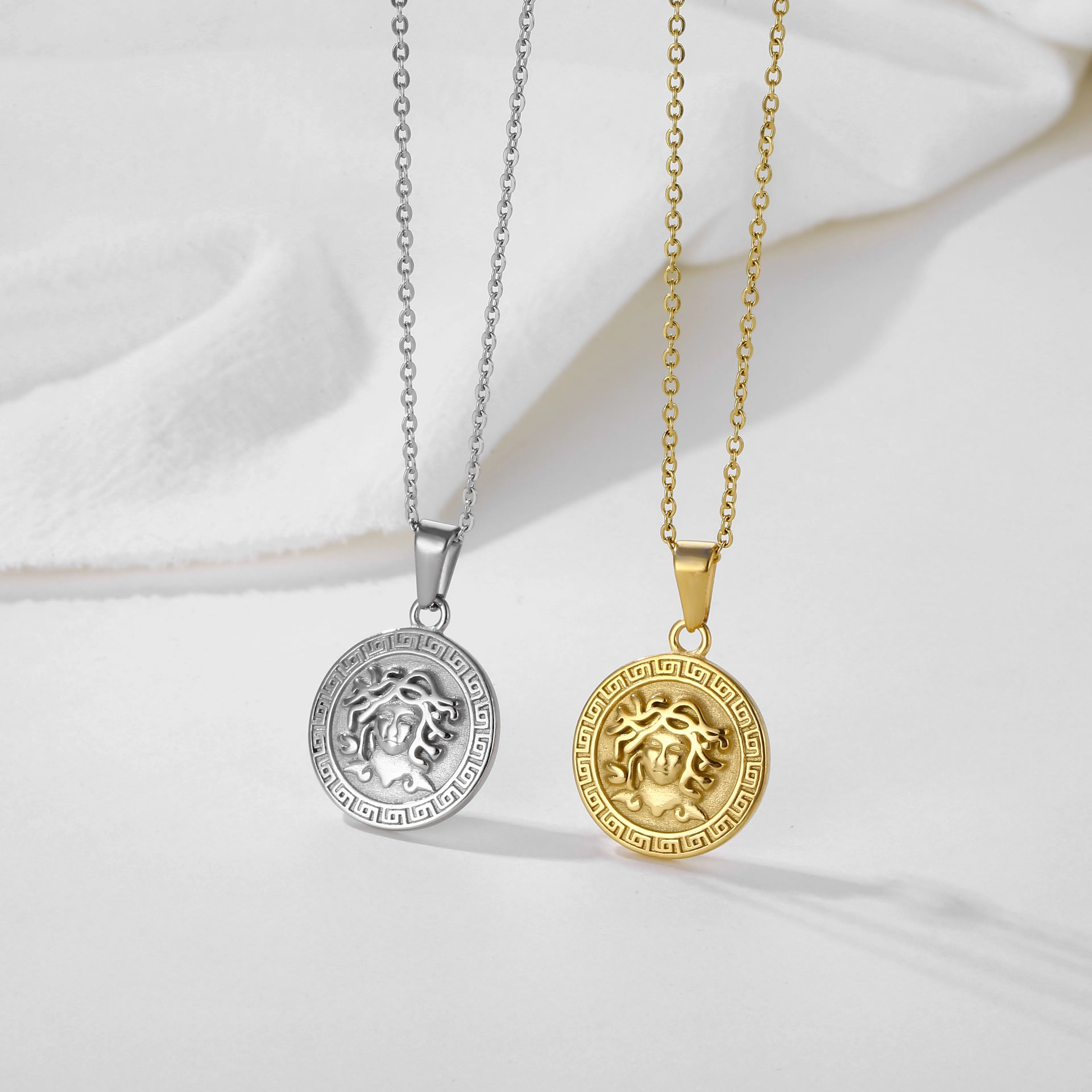 Fashion Jewelry 2023 Wholesale Women Accessories Trending Mens Travel Compass Charm Greek God Medusa Coin Pendant Uk Hot