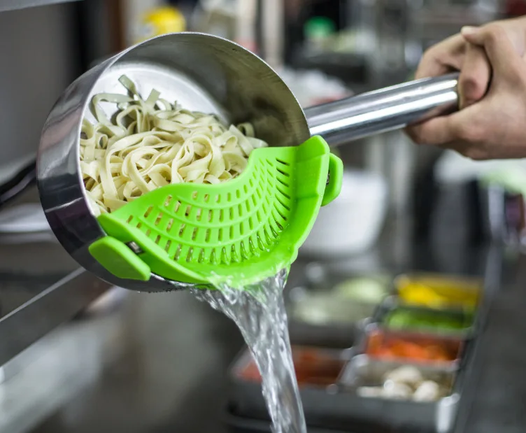 Kitchen Strain Strainer, Clip On Silicone Colander, Fits all Pots and Bowls