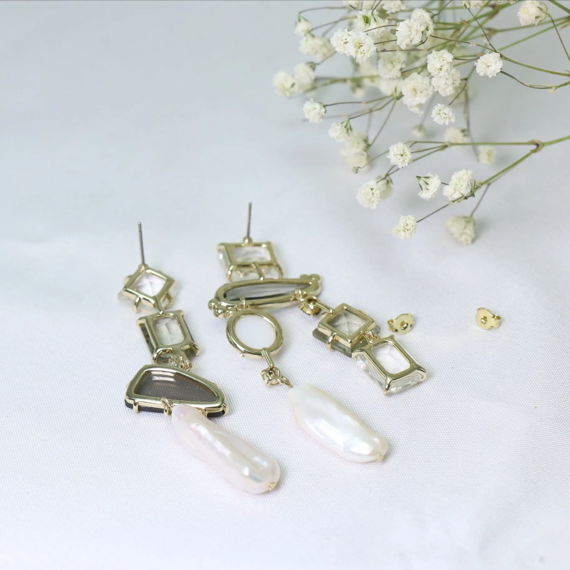 Fashion Asymmetry Elegant Transparent Gray Crystal Baroque Pearl Chandelier Earrings