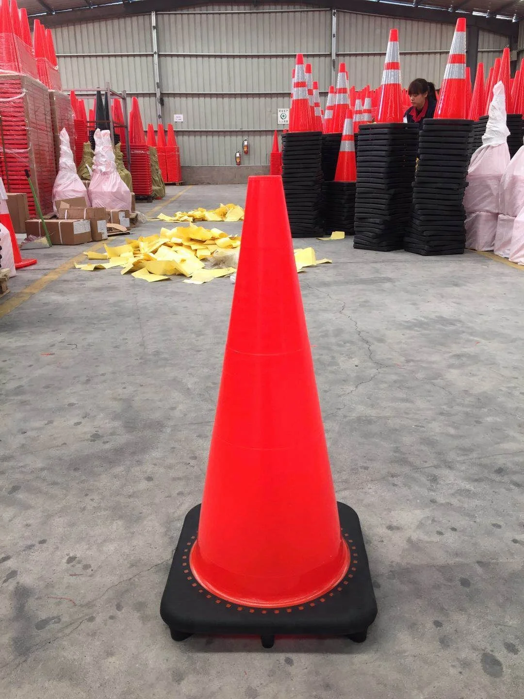2025 Zhejiang hot sale black base cone 45 cm  70 cm 90 cm PVC traffic cone high quality safety cone with black base