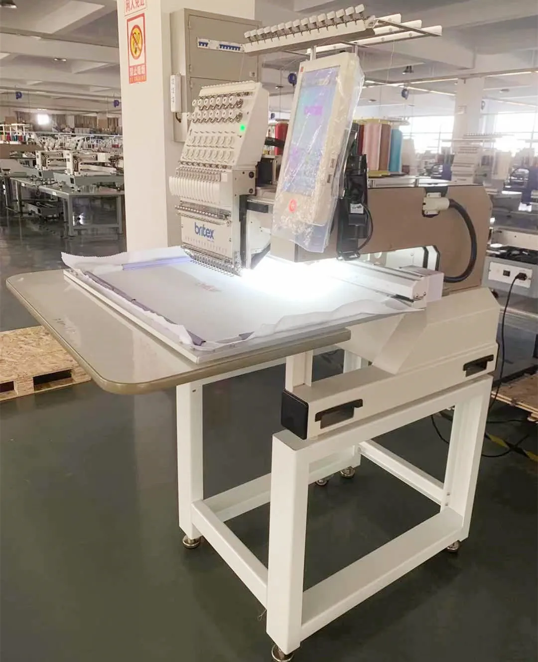 Вышивальная машина с компьютерным управлением: BC-1201 одна осветительная головка со стандартным без каблука и шляпа вышивального устройства