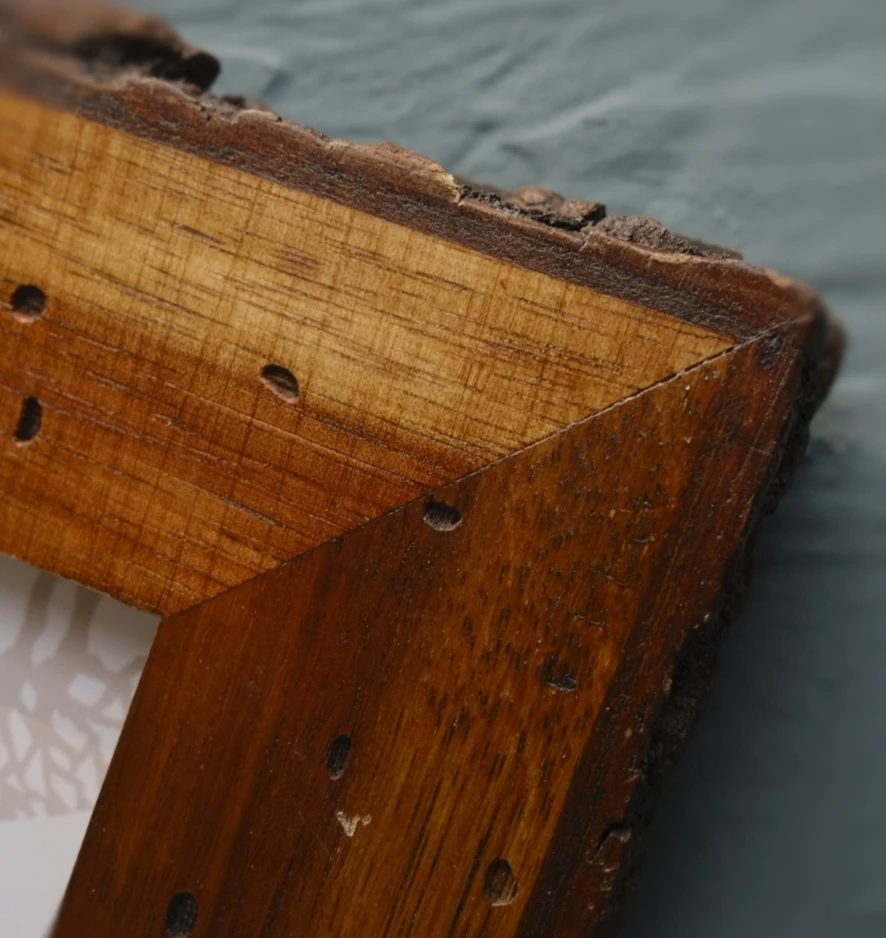 Custom Size Home Desktop Wall Decor Solid Wood Poplar Wormhole Decor Wooden Photo Frame Live Edge Bark Veneer Photo Frame