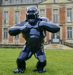 Статуя из смолы Gorilla с индивидуальным дизайном декоративная статуя животного скульптура стекловолокна в натуральную величину King