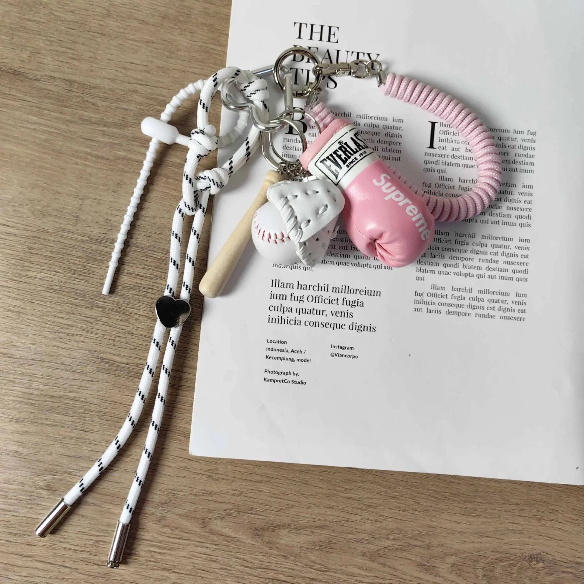 Ins Miumiu Pink Boxing Gloves Baseball Car Keychain Bag Bag Pendant Braided Nylon Rope Woven Bag Hanging