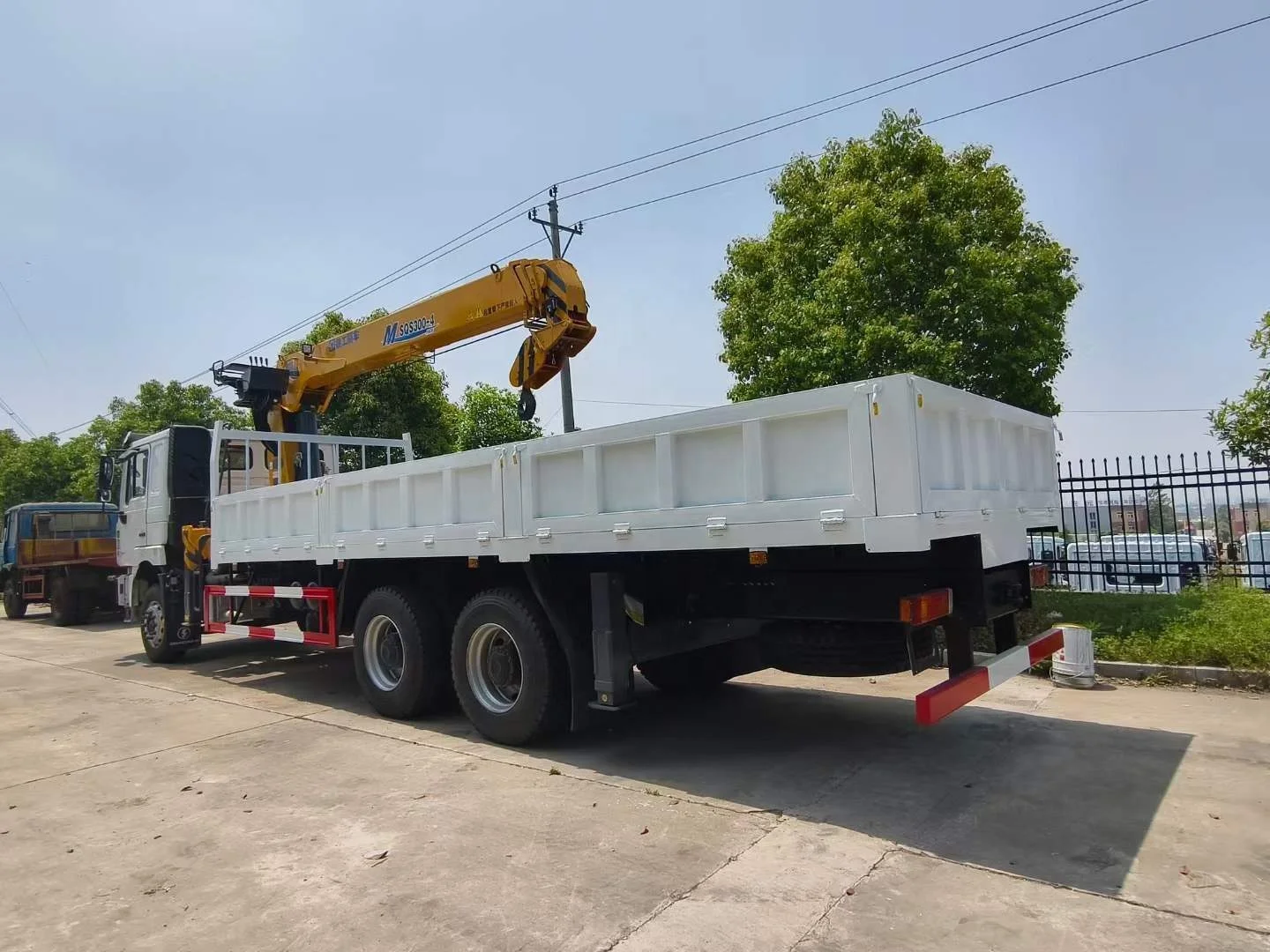 Howo 6x4 10 wheels lorry transport truck cargo truck crane mounted XC MG crane articulated arm straight arm