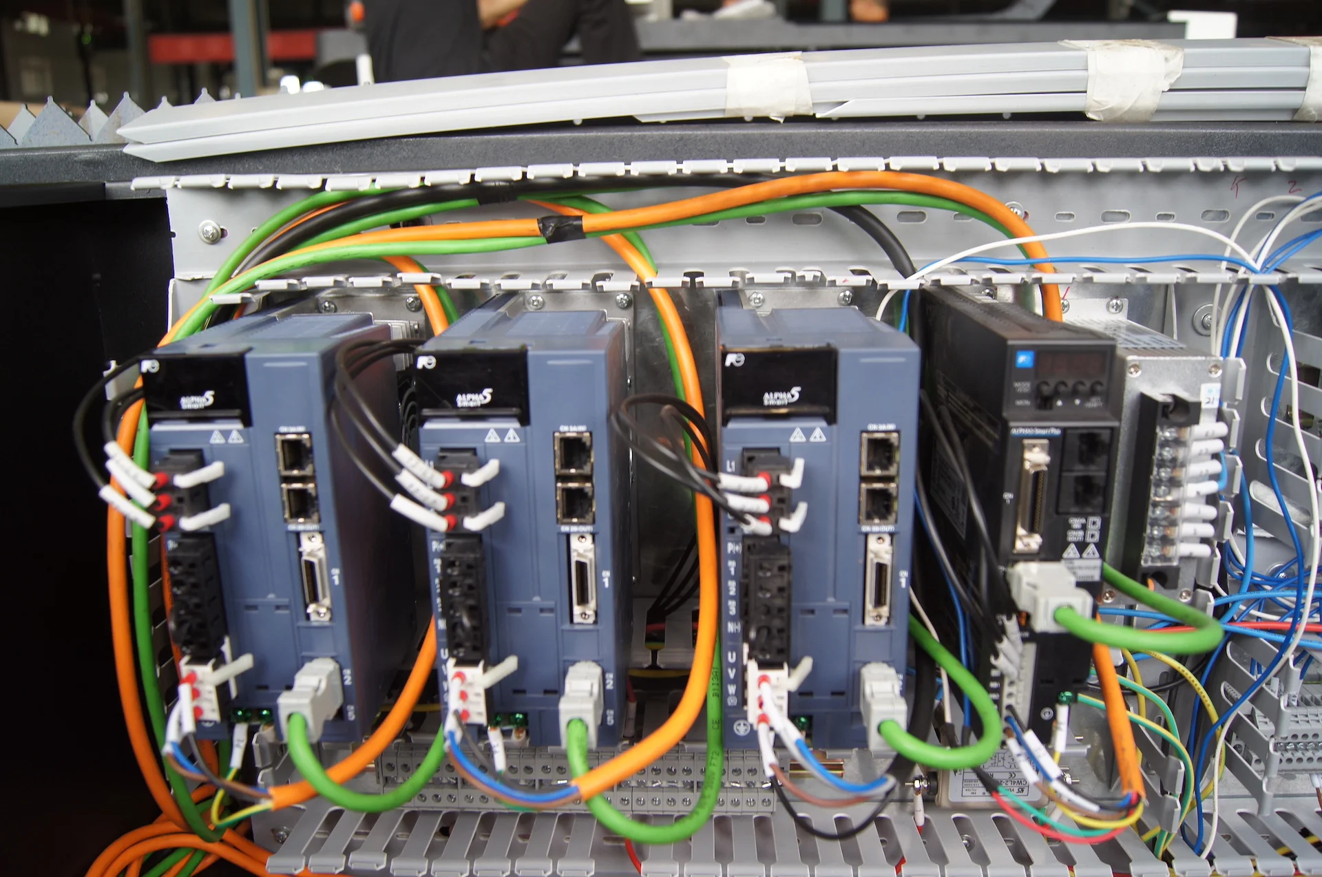 Automatic exchange 1500*3000 mm fiber laser cutting machine