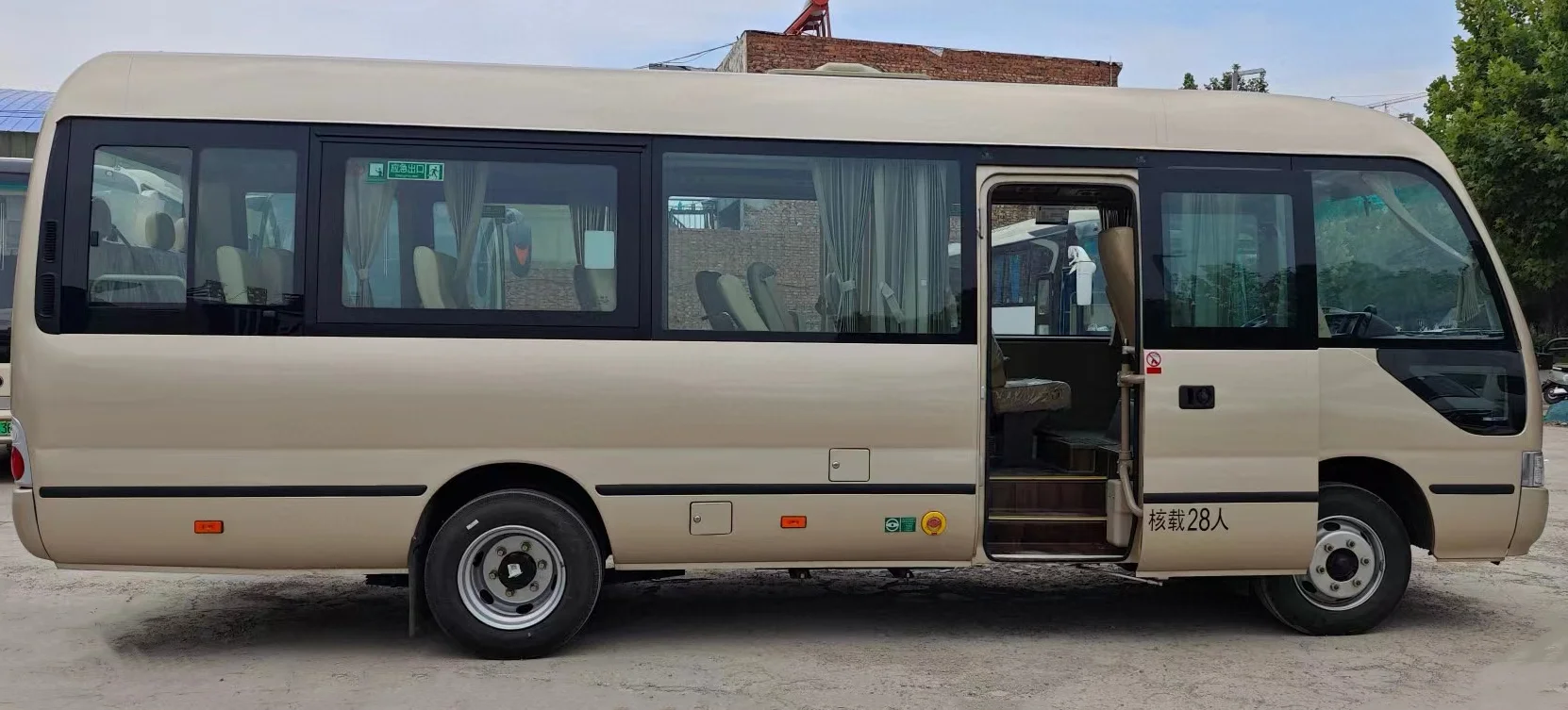 Fairly New Condition Luxury Coach Bus Sale 28 Seats Manual Diesel LHD Bus and Coach Front Engine Tours Passenger Van for Sale
