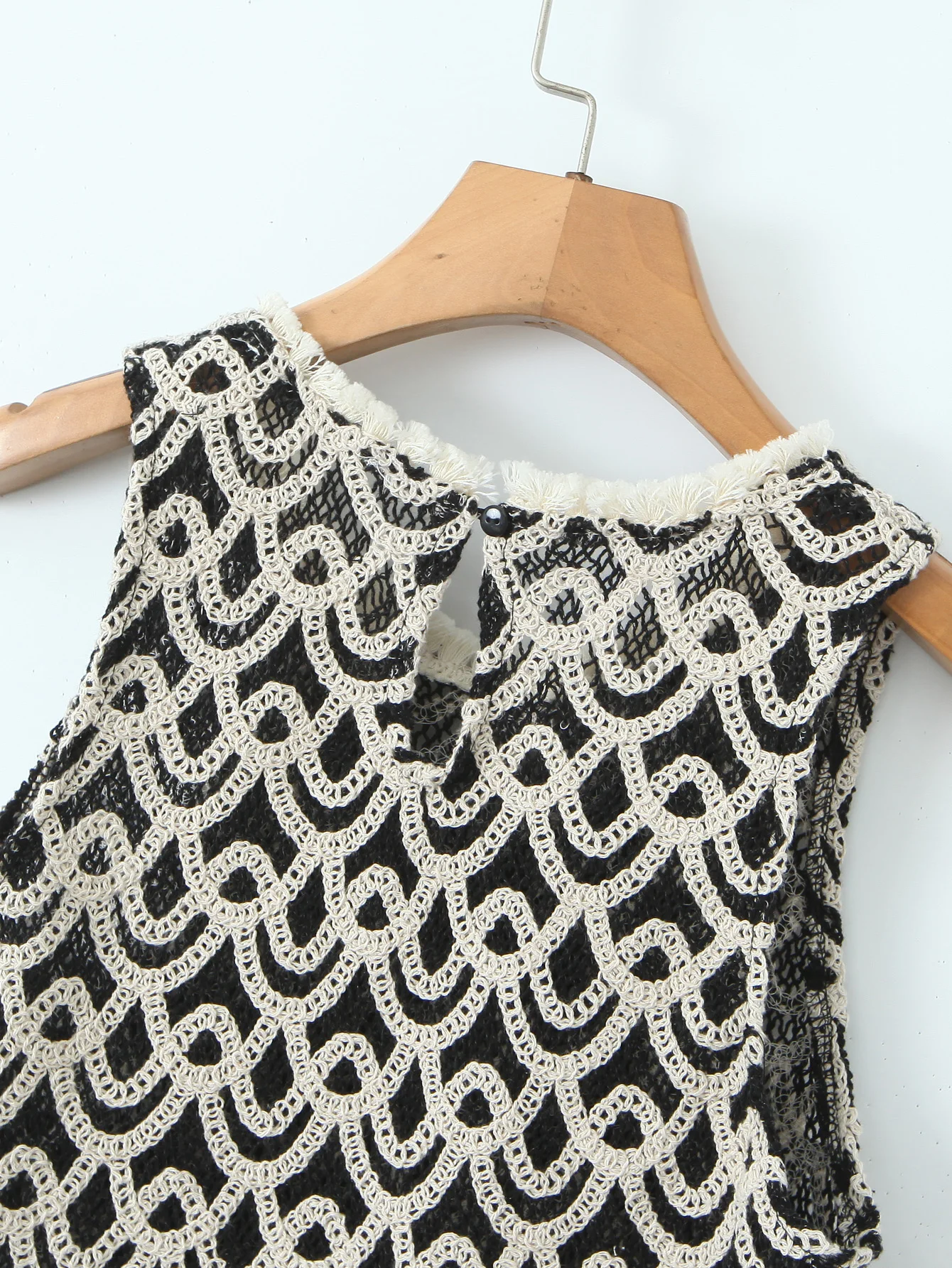 Crew neck beige black color knitted crew neck casual fashion sweater vest for women