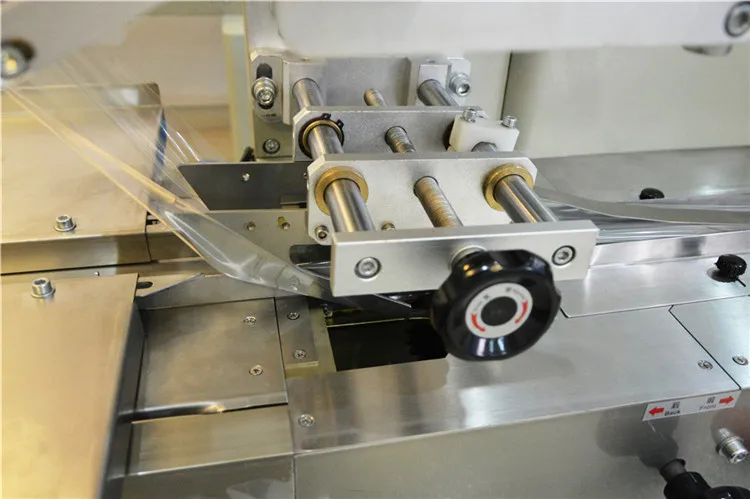 Low price flow pack rice cake horizontal energy bar chocolate packing machines