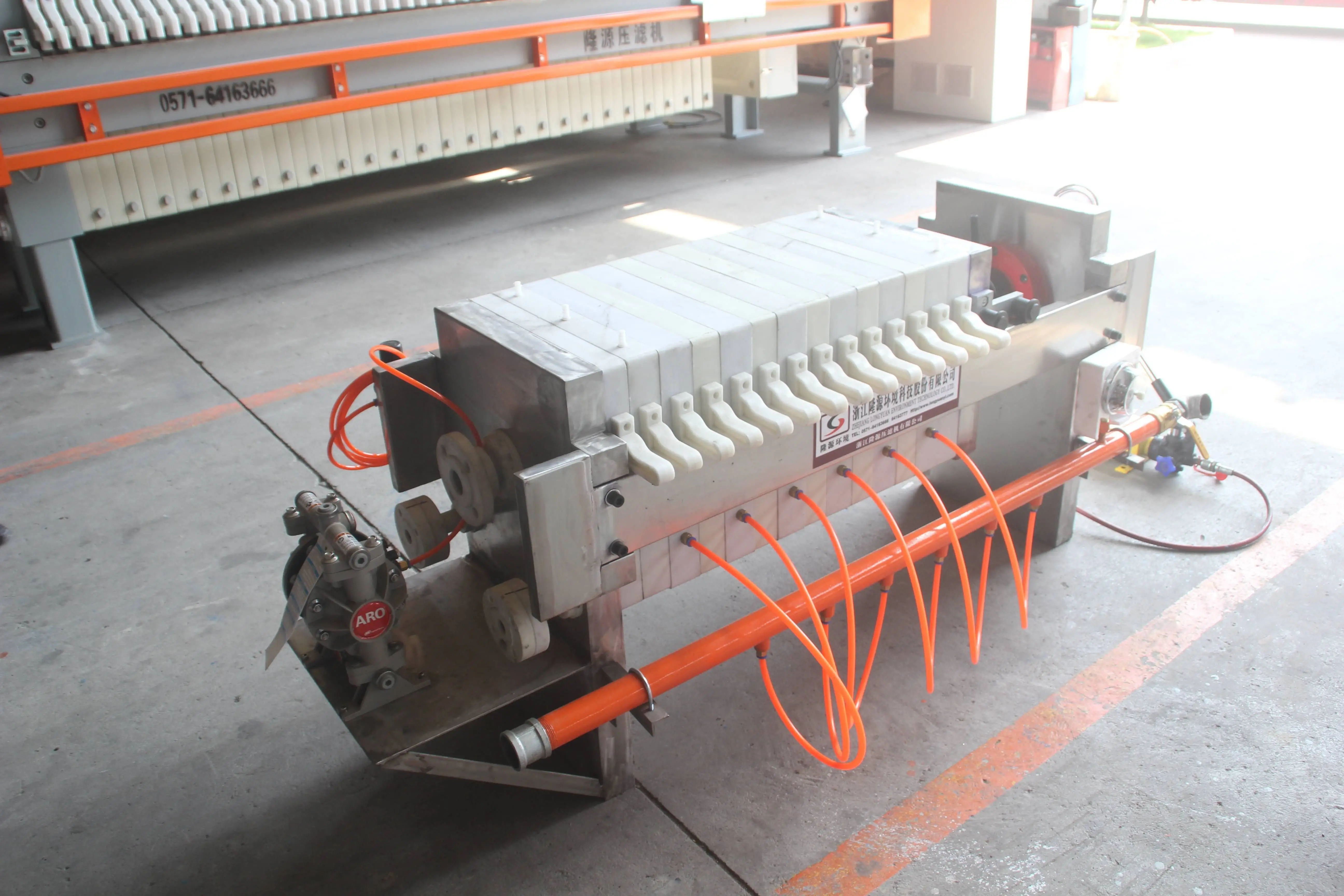 Small/miniature integrated manual filter press for filtering solids and liquids