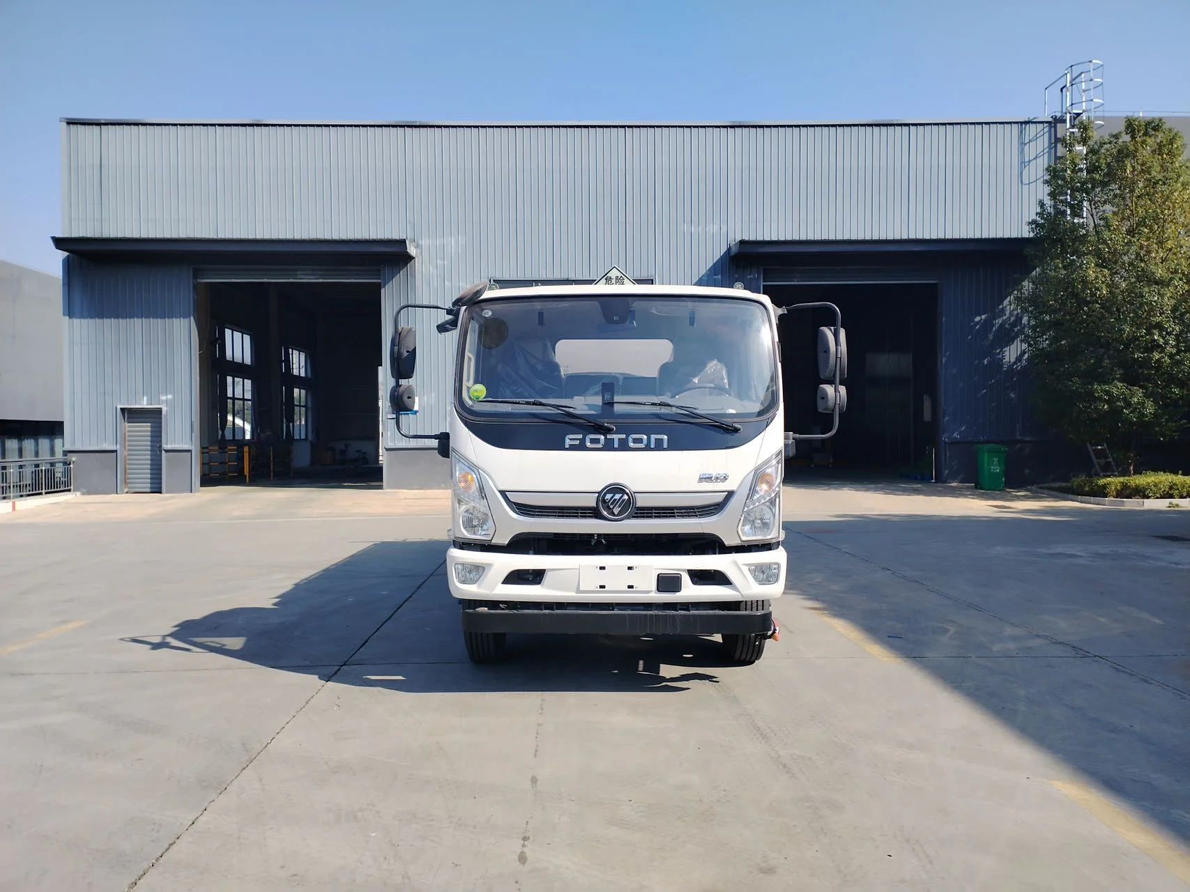 Dongfeng 4x2 13m3 Oil Transport Truck - Reliable Fuel Tanker for Refueling
