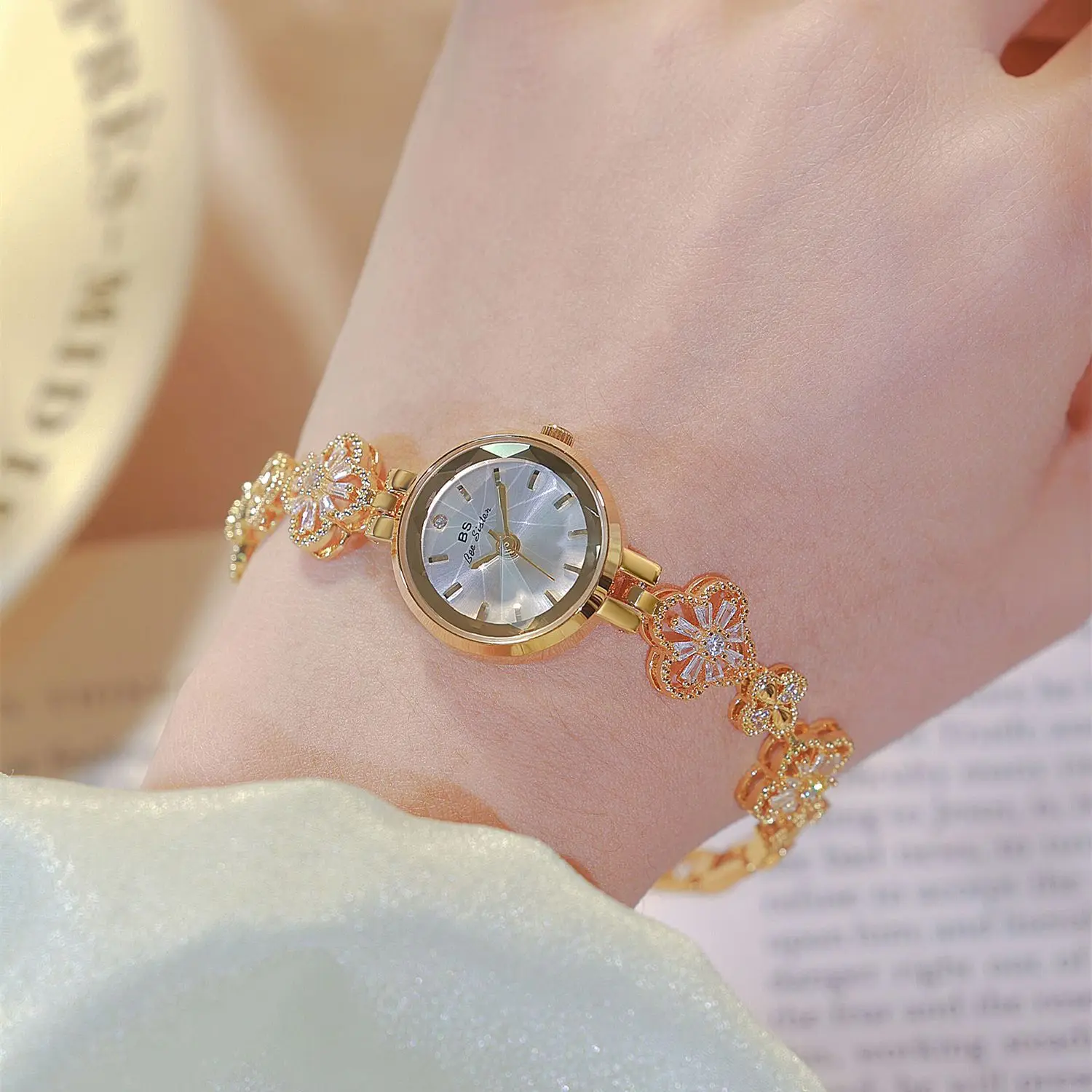 BS1676 Hot Selling Leaves Shape Diamond Exquisite Ladies Quartz Watch Fashion Design Crystals analog display Simple Leisure