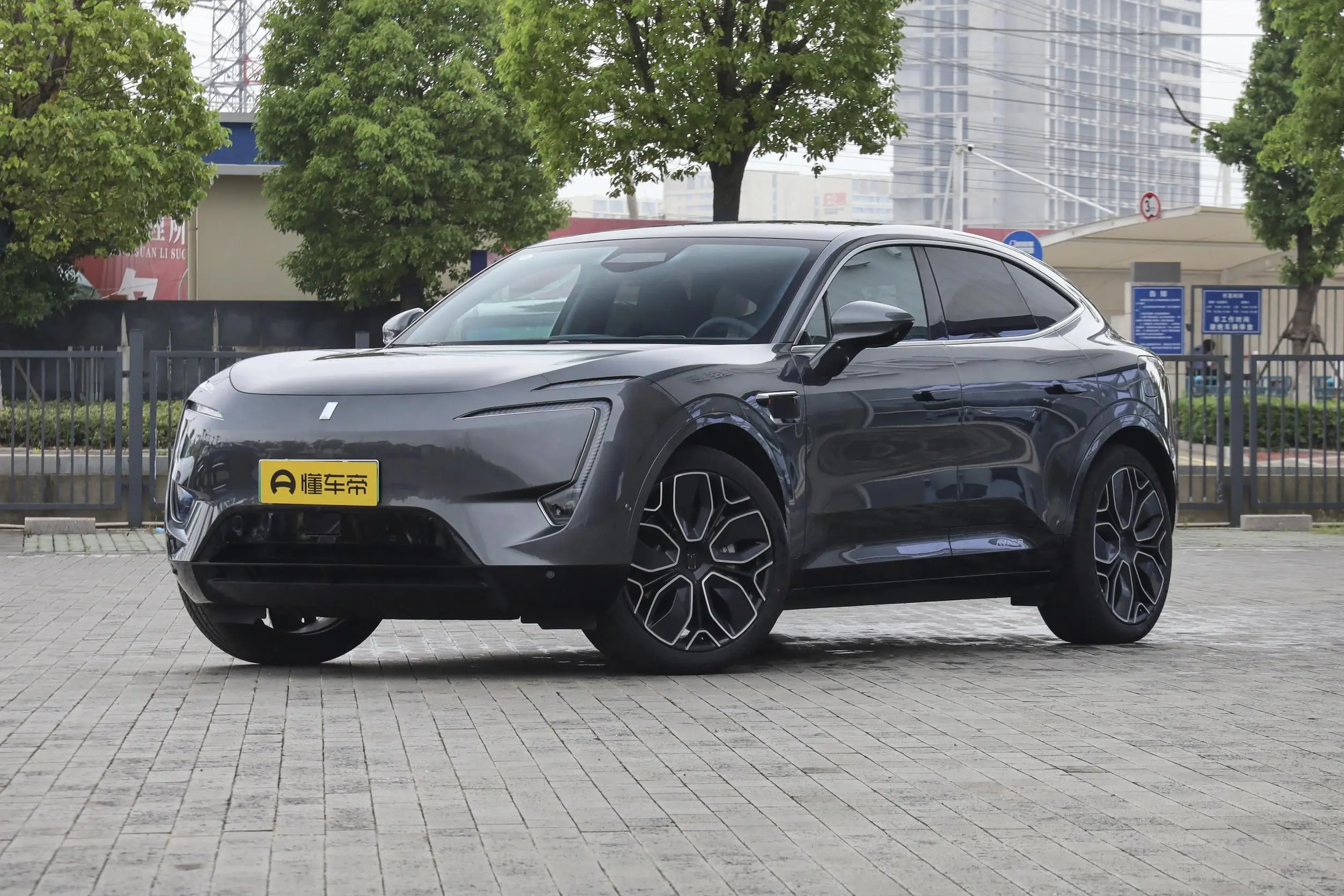 YK MOTORS 2024 Electric Vehicle AVATR 11 4WD Grey Color On Sale
