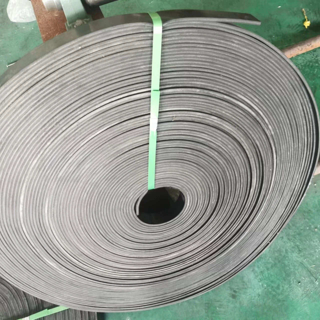 Combine wire clamping rubber conveyor belt