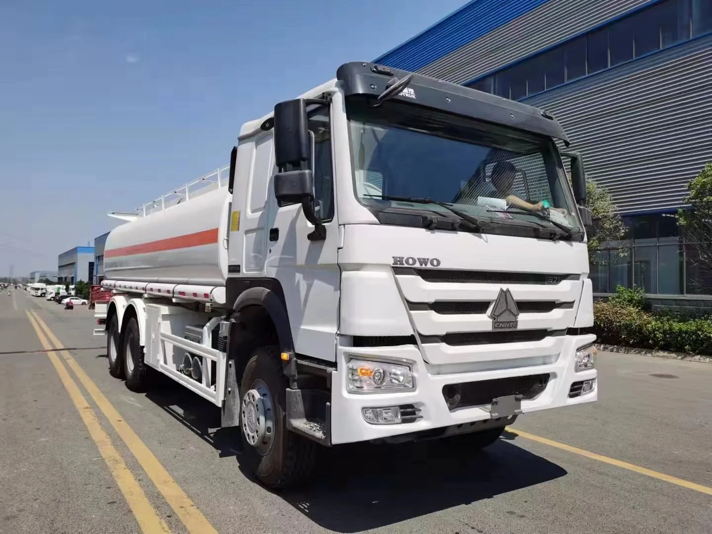 low price 371hp 20000 liters SINOTRUK HOWO oil tanker truck fuel tanker truck
