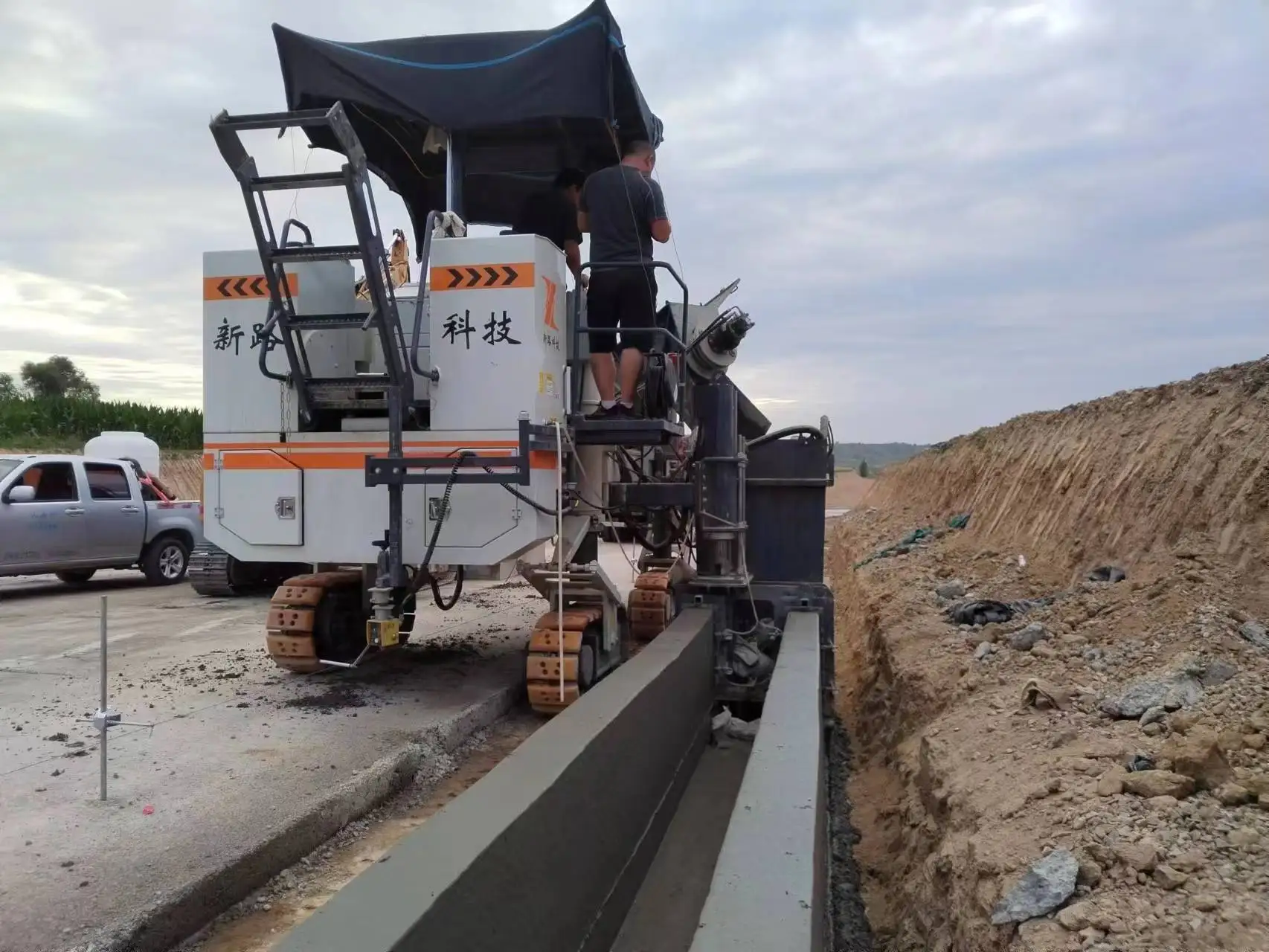 Three tracks Concrete Curb paver Construction concrete slipform paver curbing machine concrete kerb machine