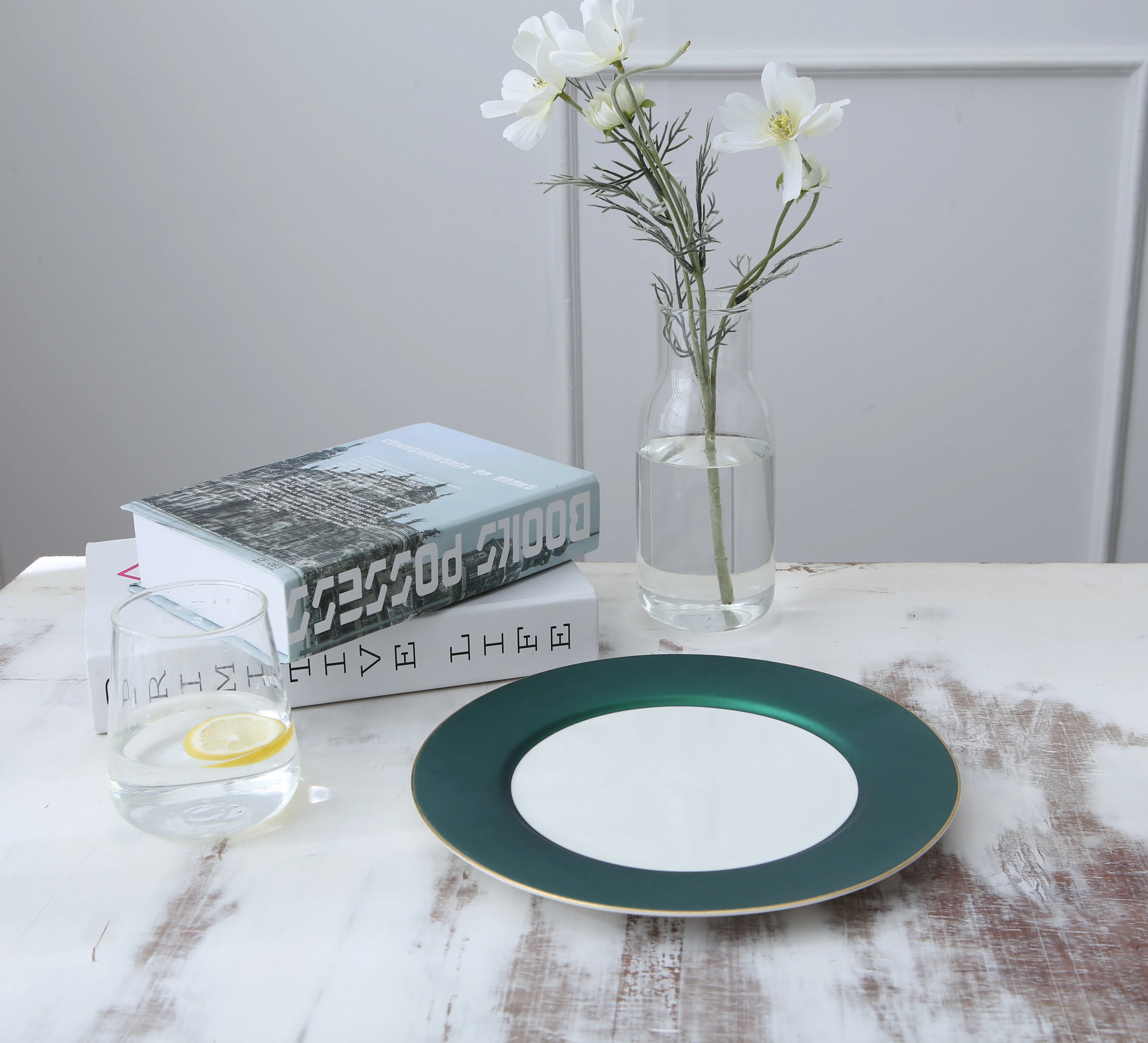 Фарфоровая тарелка с зарядным устройством для отелей и ресторанов