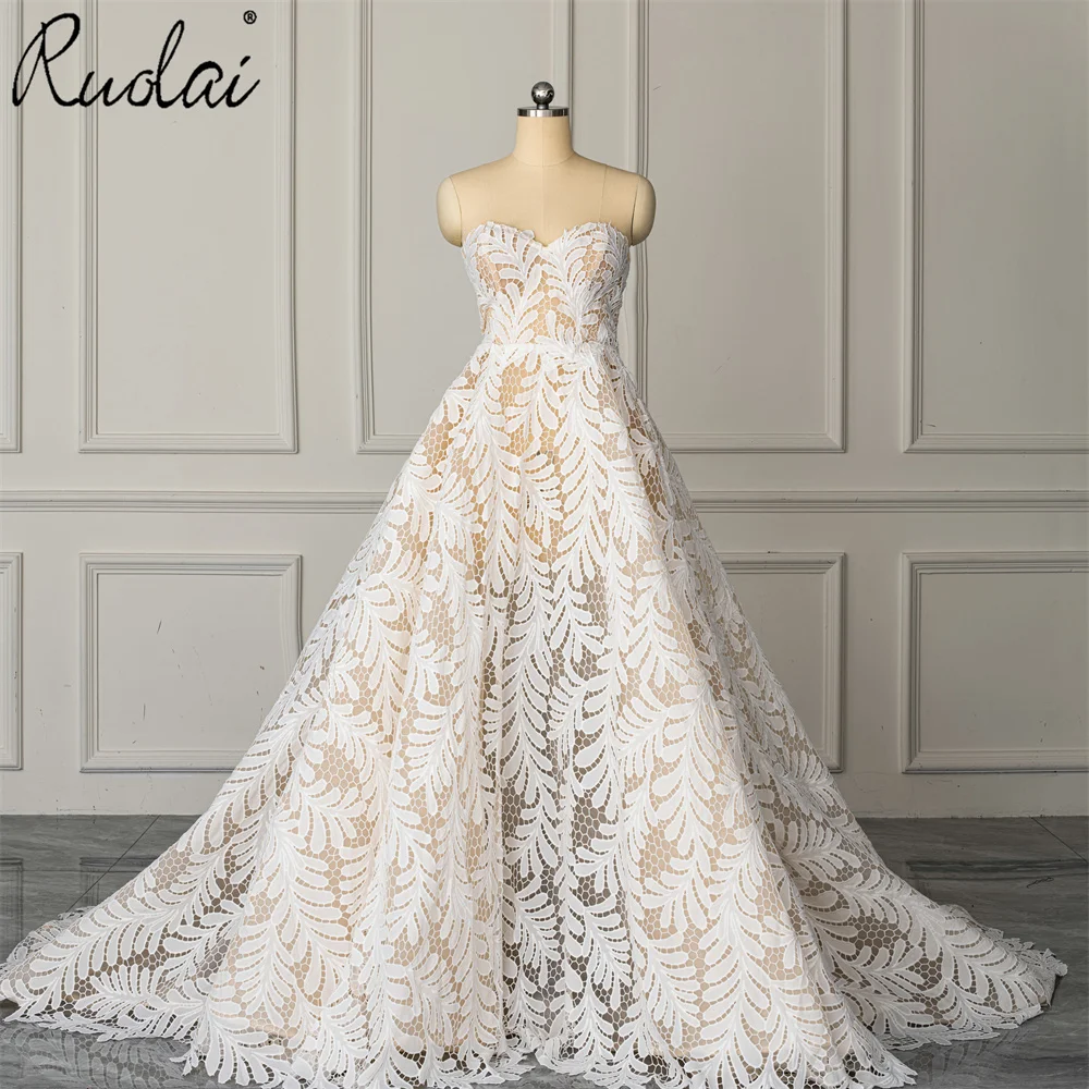 Свадебное платье с кружевом