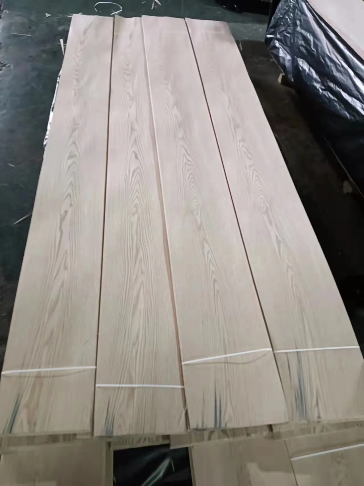 Poplar Material Oak Veneer Good Quality Crown Cut Grain Light Oak Veneered Mdf
