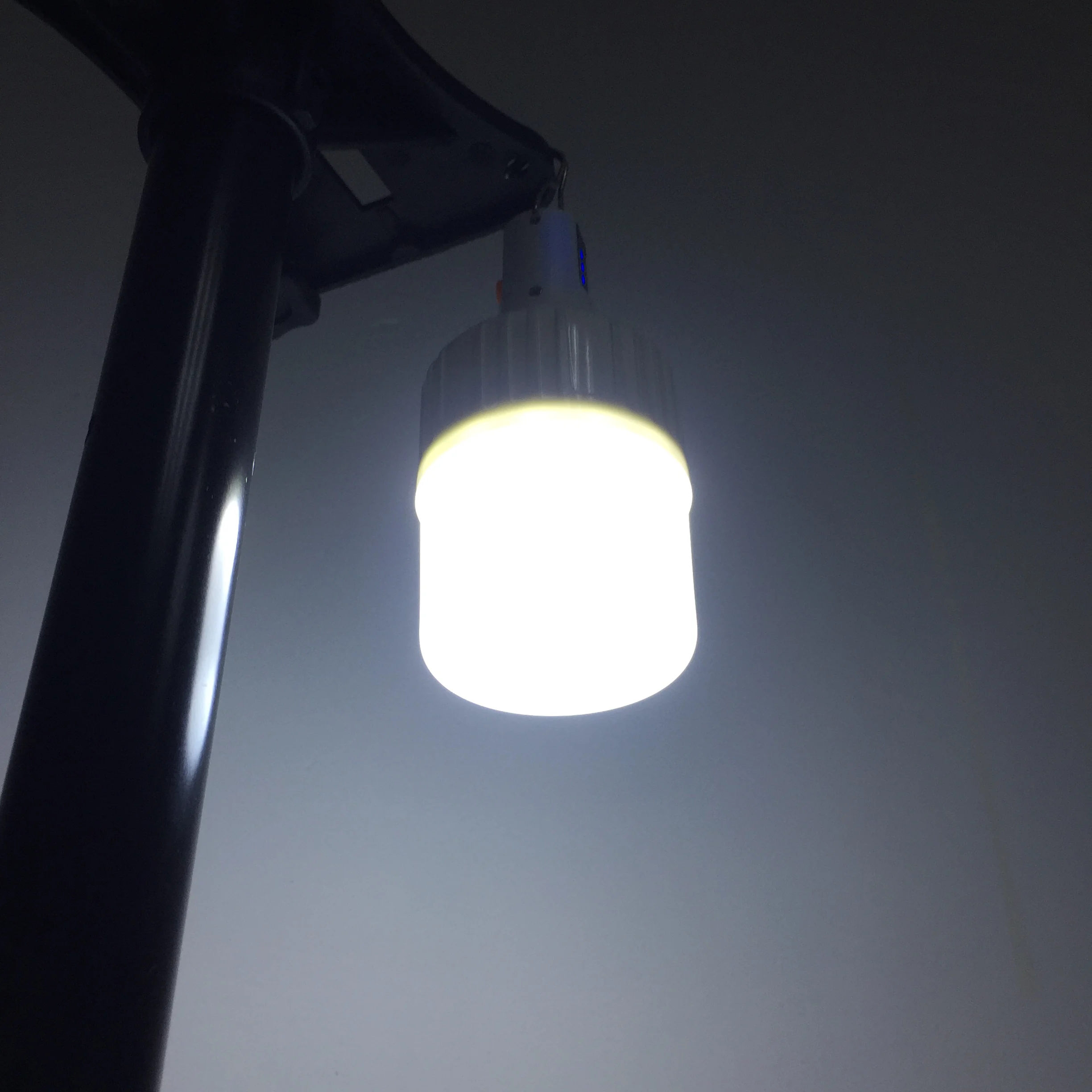 Hot Sale Waterproof Emergency Rechargeable 3 Modes With Rotary Metal Hook Emergency Bulb Light