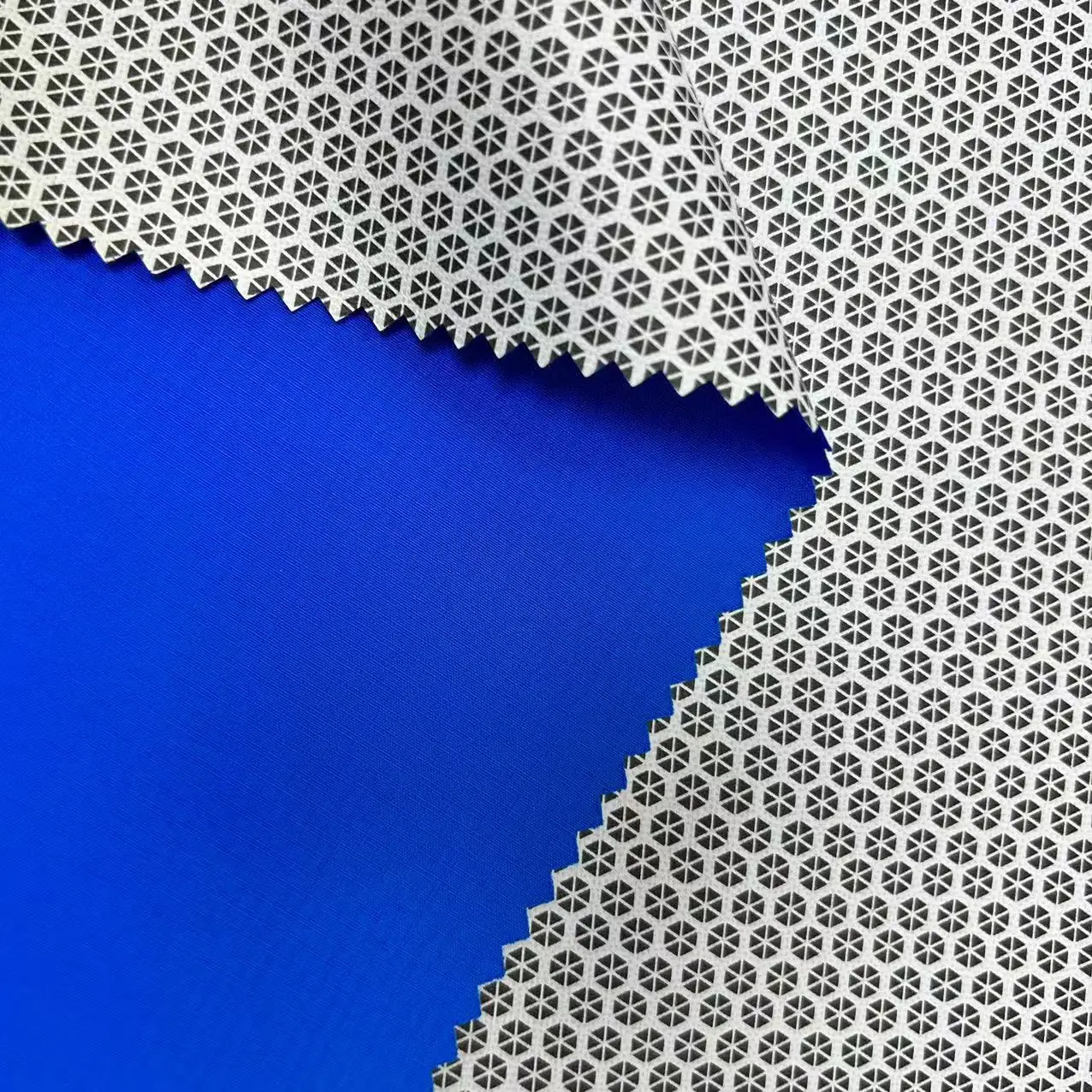 Hot Sale 100%Polyester Face: Ripstop Pongee Backing:Printed TPU membrane Function:Waterproof and Breathable Fabric for clothing