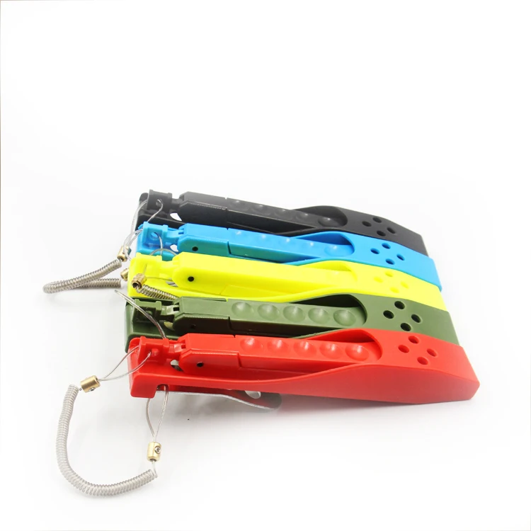 Plastic Fishing Pliers Gripper Hand Controller Fish Body Grip Clamp Gripper Grabber Tackle Tool Fishing Clip