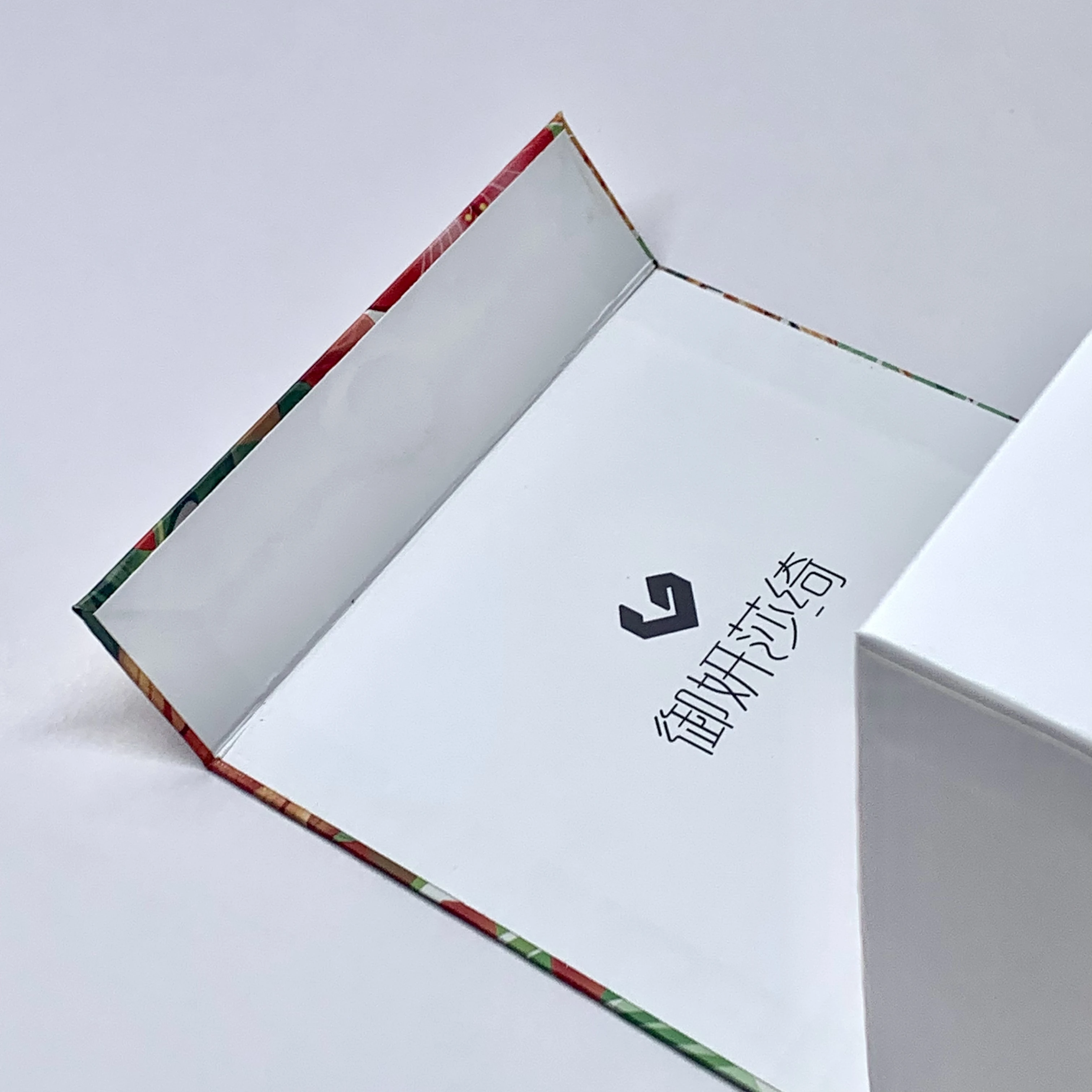 2024 New Custom Design Large Logo Paper Magnetic Folding Box Packaging Luxury Rigid Cardboard Foldable Gift Box