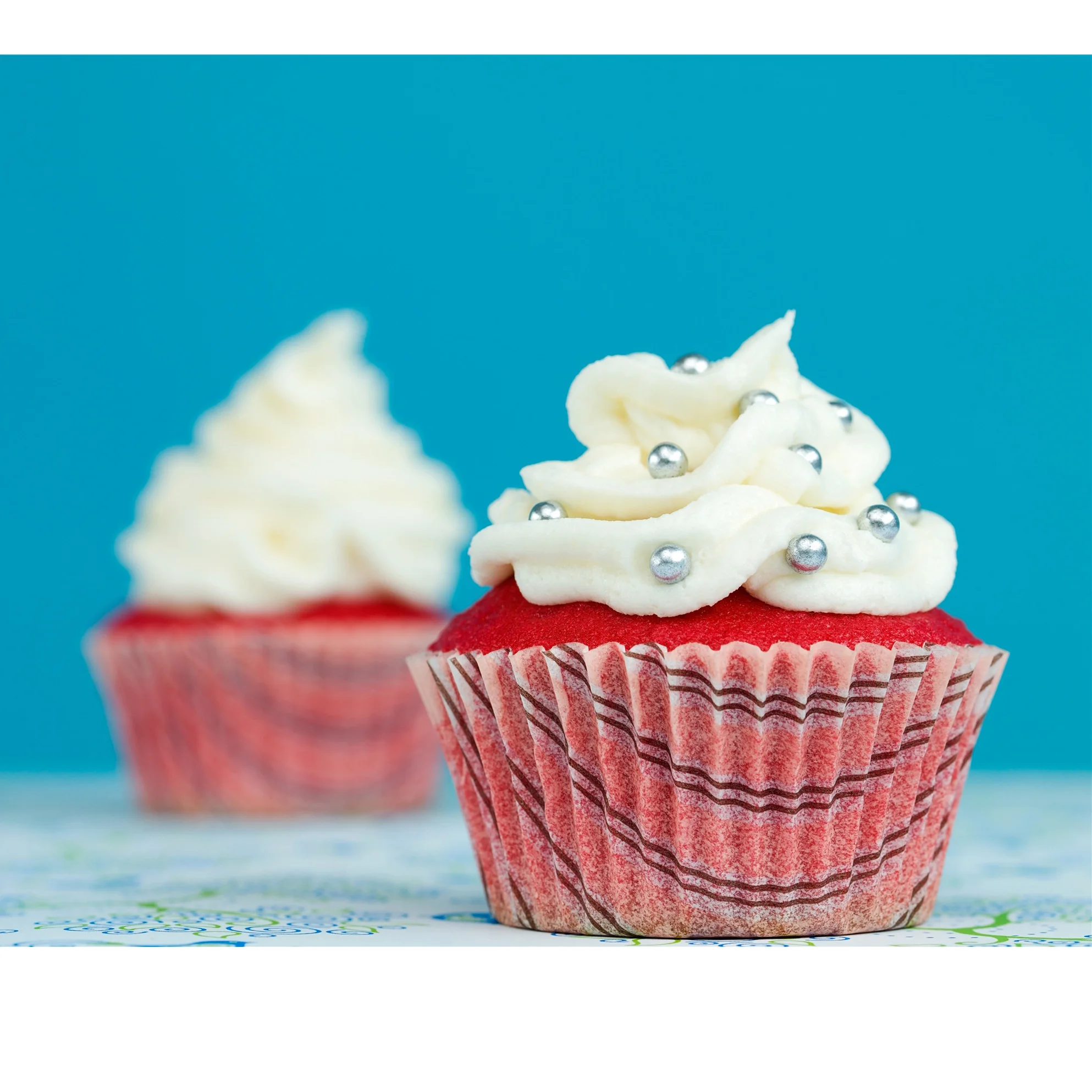 Oil-resistant and non-stick cake cups Easy to take off the cake Beautiful printing cake cups