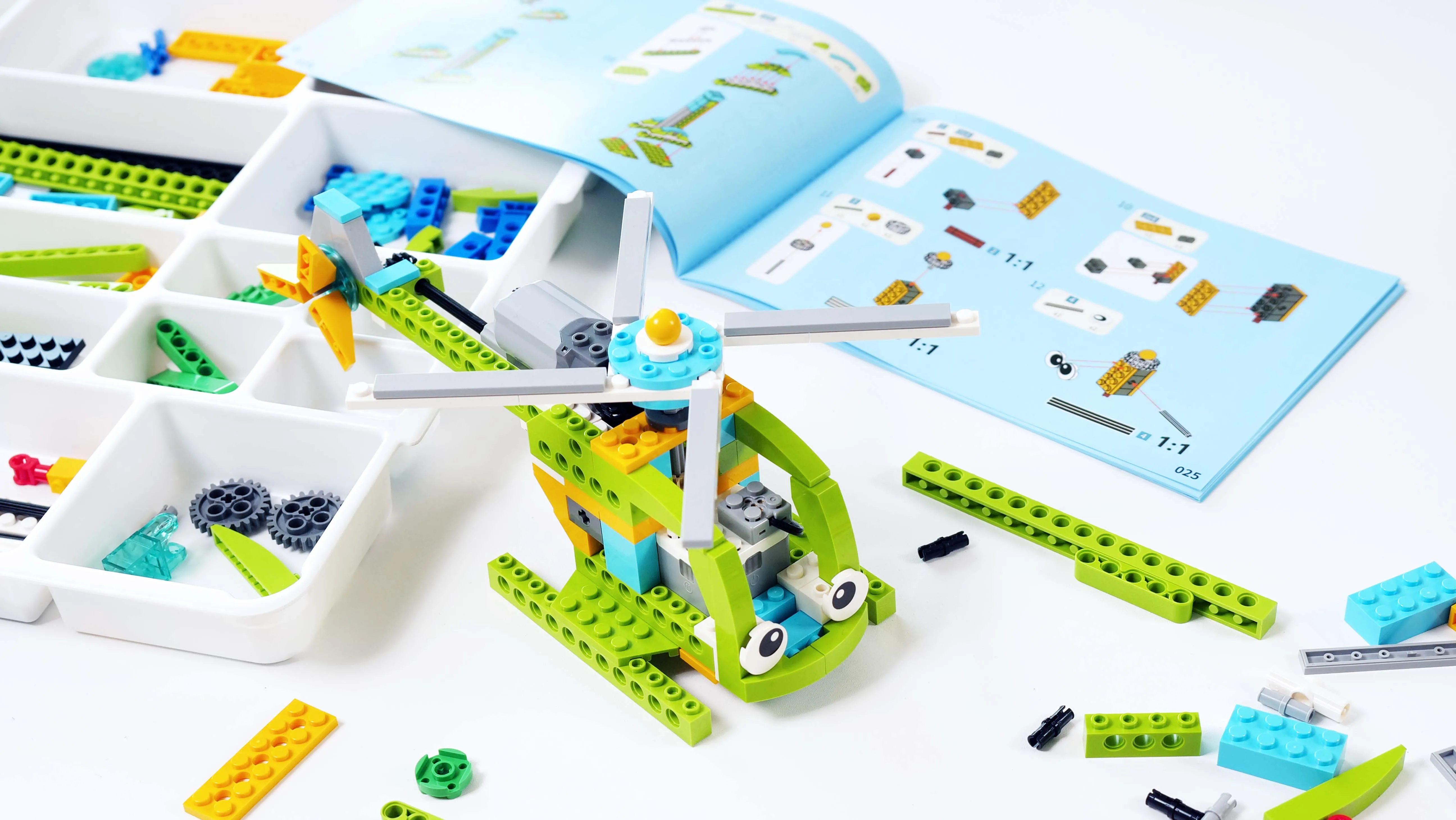 Makerzoid STEAM Programmable Toys Robot Master (Premium) 200 in 1, Remote Control Coding Robot Kids Educational Toys