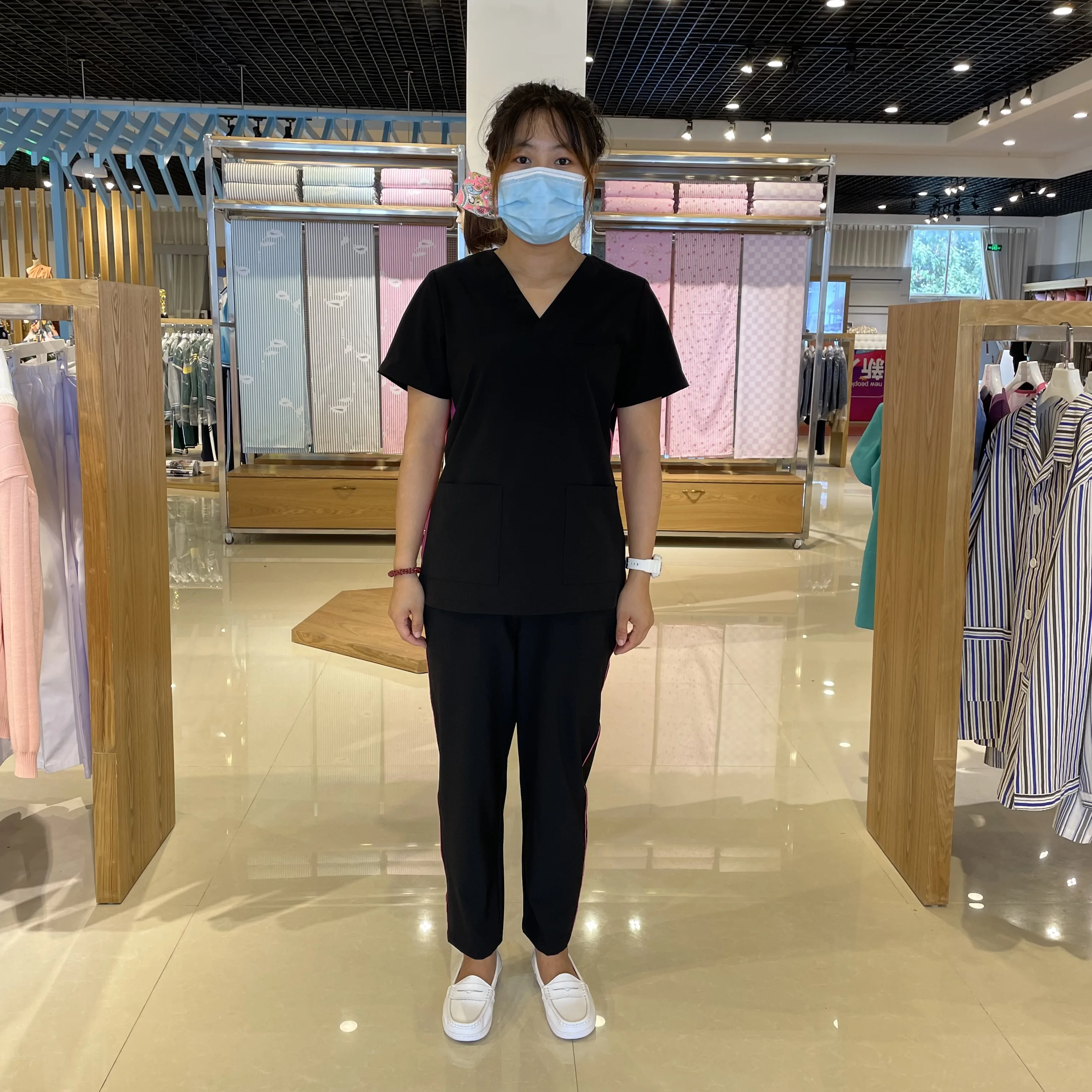 Hot Sale New Designs 3 Pockets Medical Nurse Scrub Uniforms for Hospital Staff Top Clothing Black Print Cotton