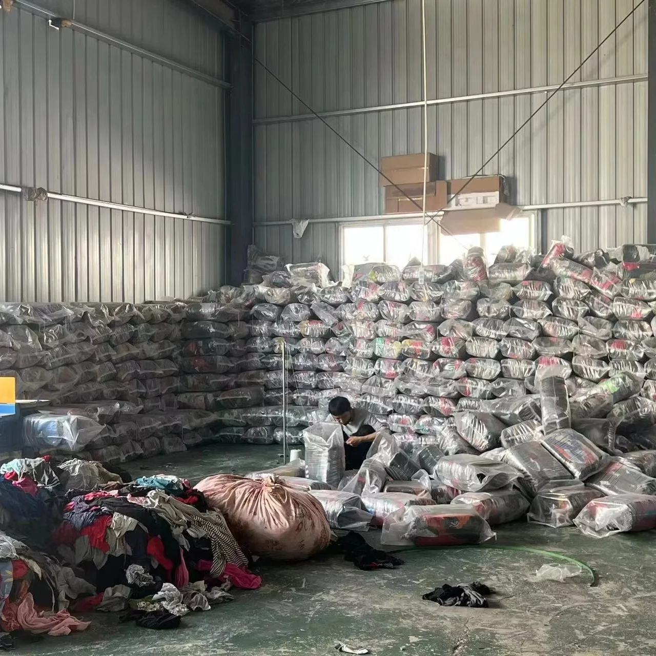 Factory price 100 cotton dark colour cut used T shirt cloth scraps 10KG 25KG 100KG bales of mix rags for sale