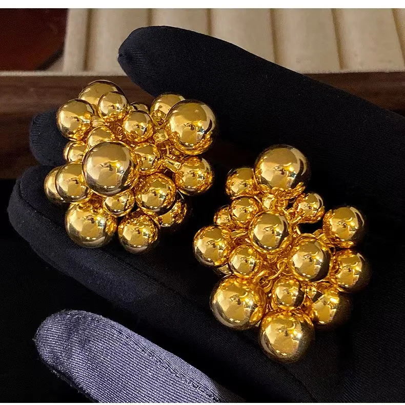 2024 Exaggerated high-grade metal ball earrings niche design a string of grape pendant studs fashion earrings