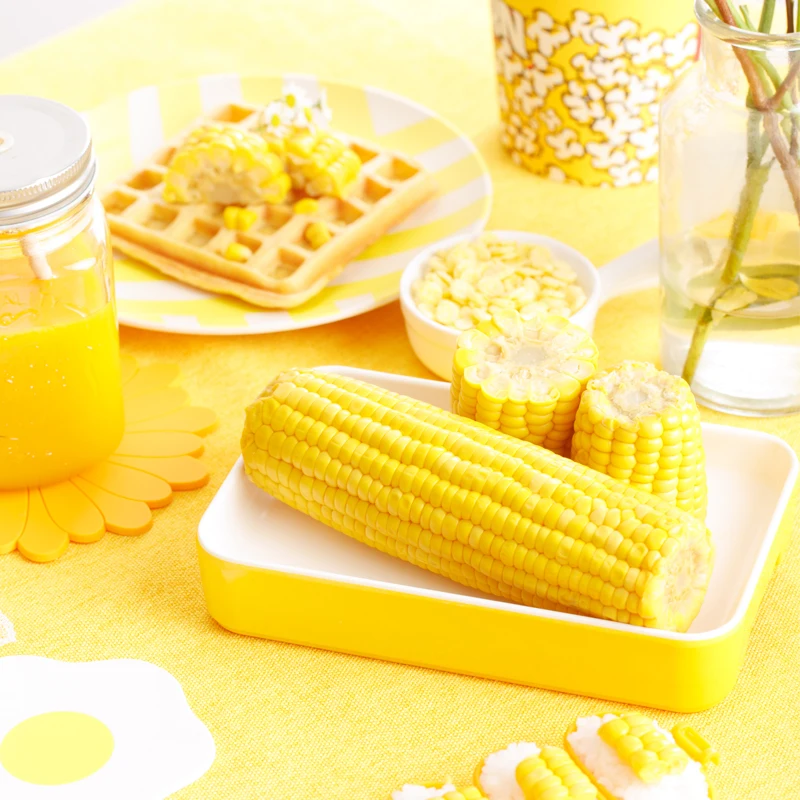 whole sweet corn ready to eat