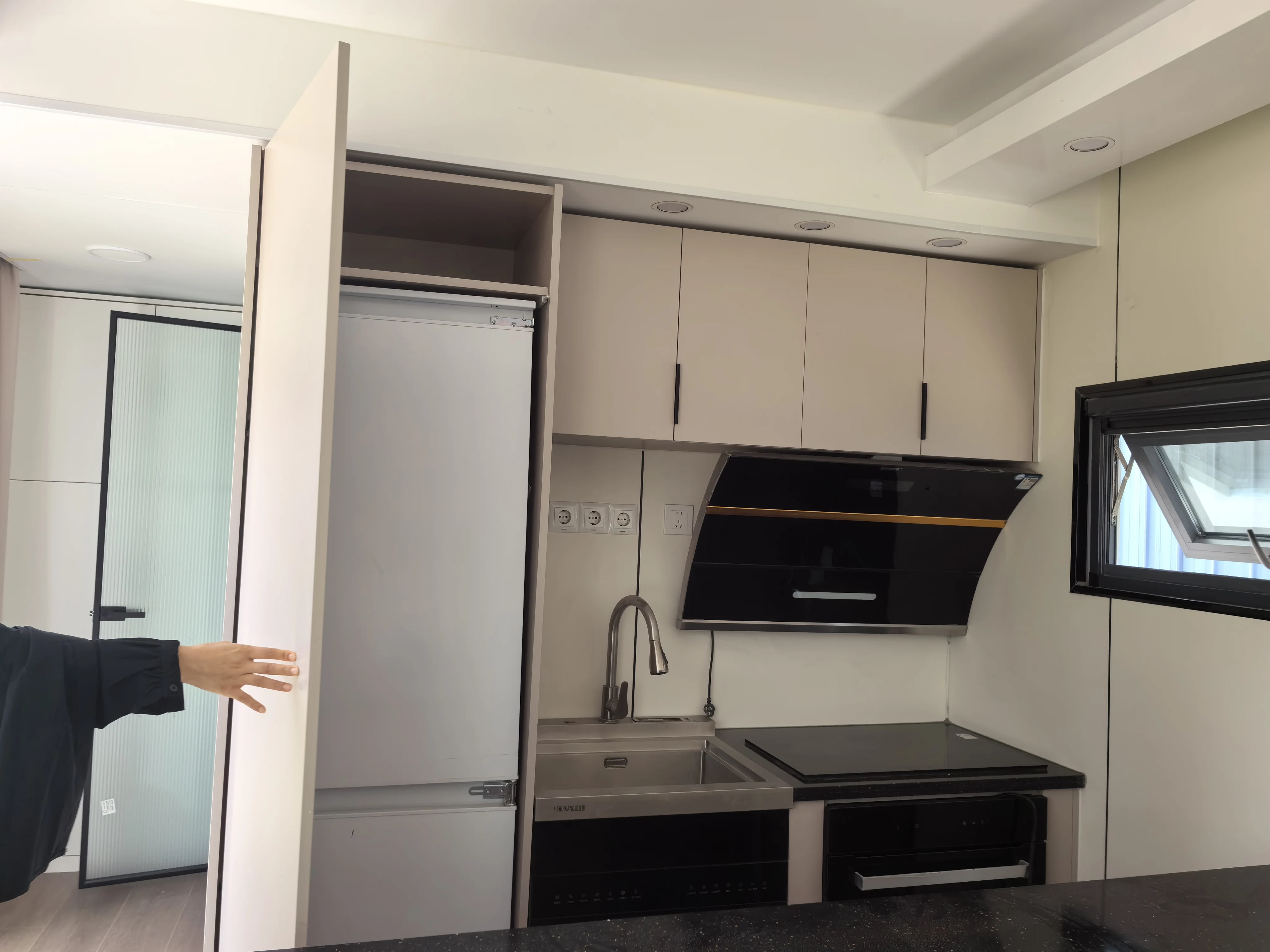 Wholesale price direct sale mini space capsule steel frame modern luxury hotel space capsule room for sale