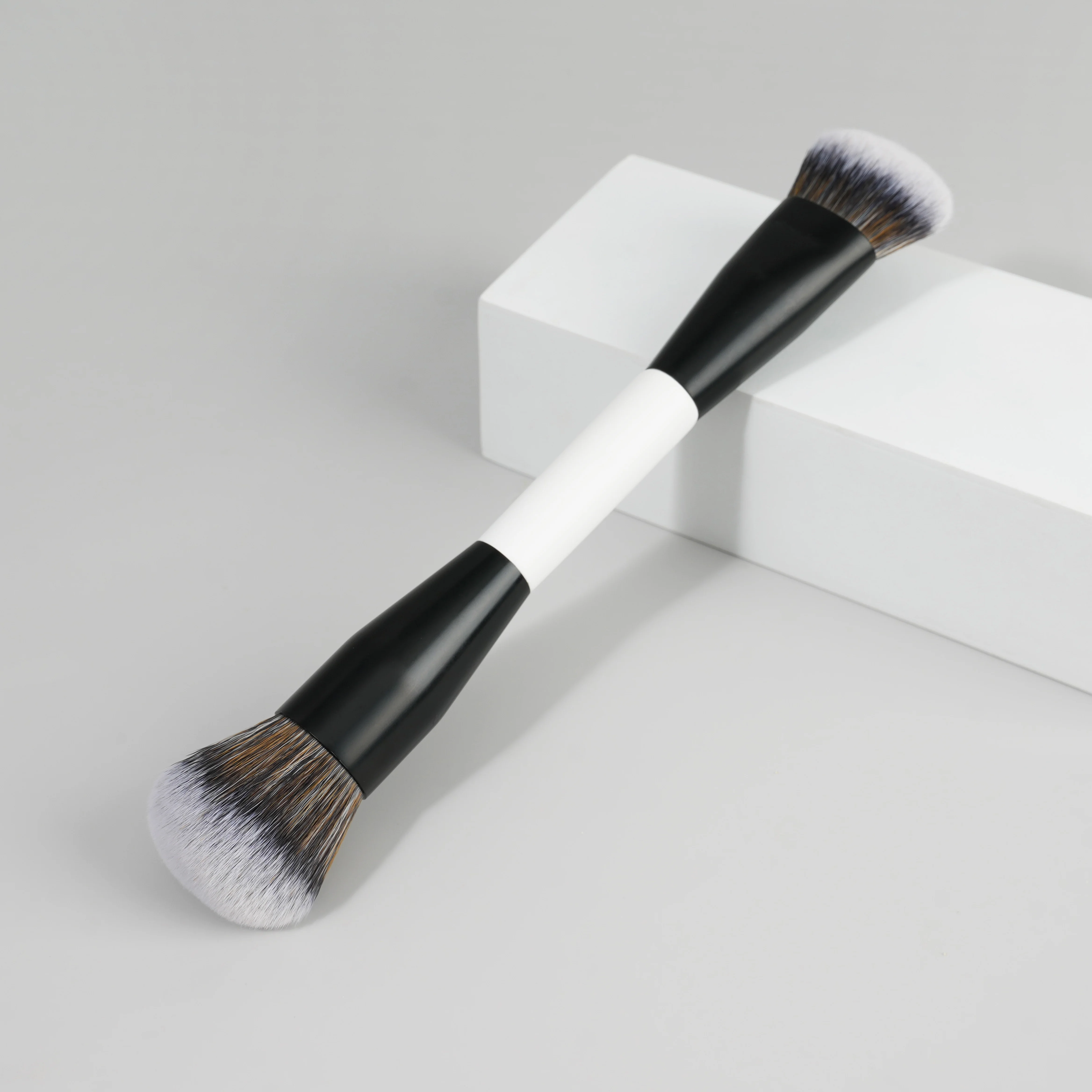 New white wood handle double side single travel makeup brush for vegan powder blusher brush and contour foundation brush
