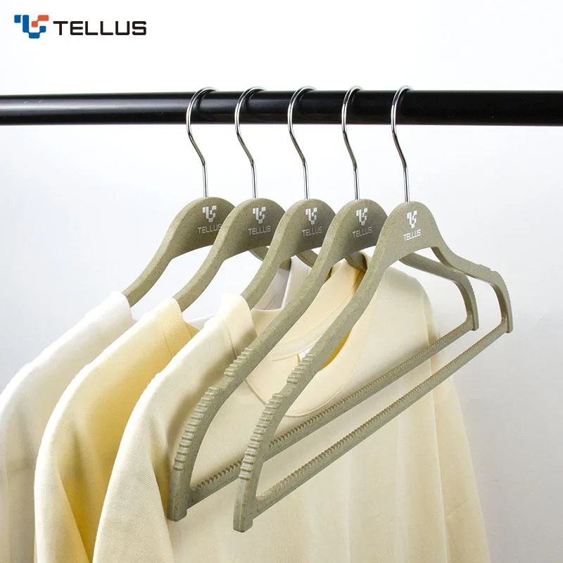 Best Reviewed Sustainable Hanger Green 100% Recycled Ocean Material Plastic Hanger with Notched Trouser Dress Pants Hanger Racks