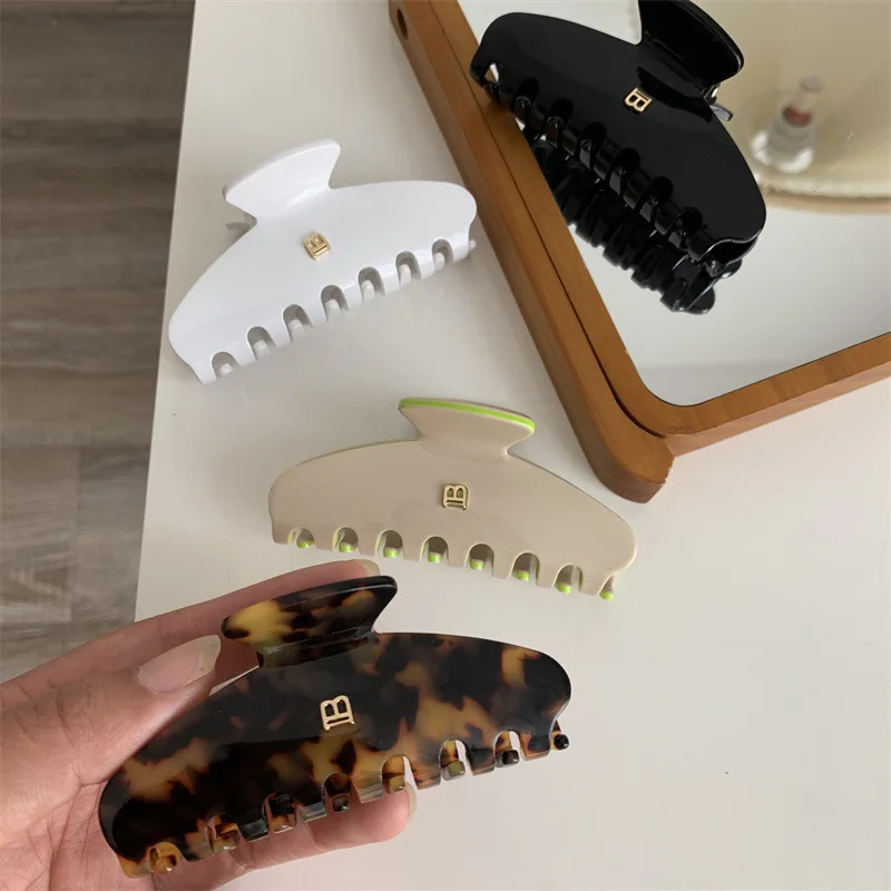 2024 New Style Round Hot Selling Elegance Temperament Large Metal Golden Letter Cellulose Acetate Hair Claw For Girls Hair Clips