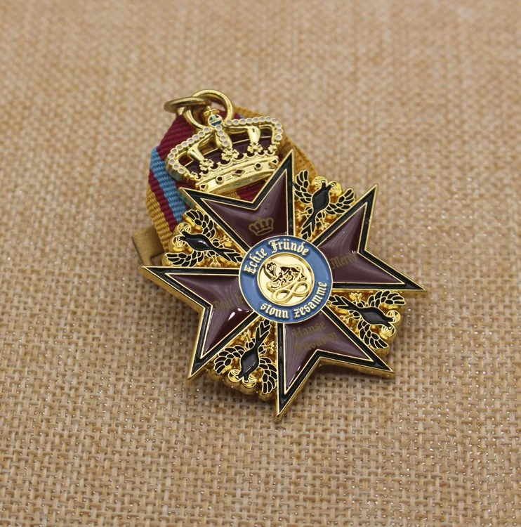 Набор медальонов с золотистой эмалью
