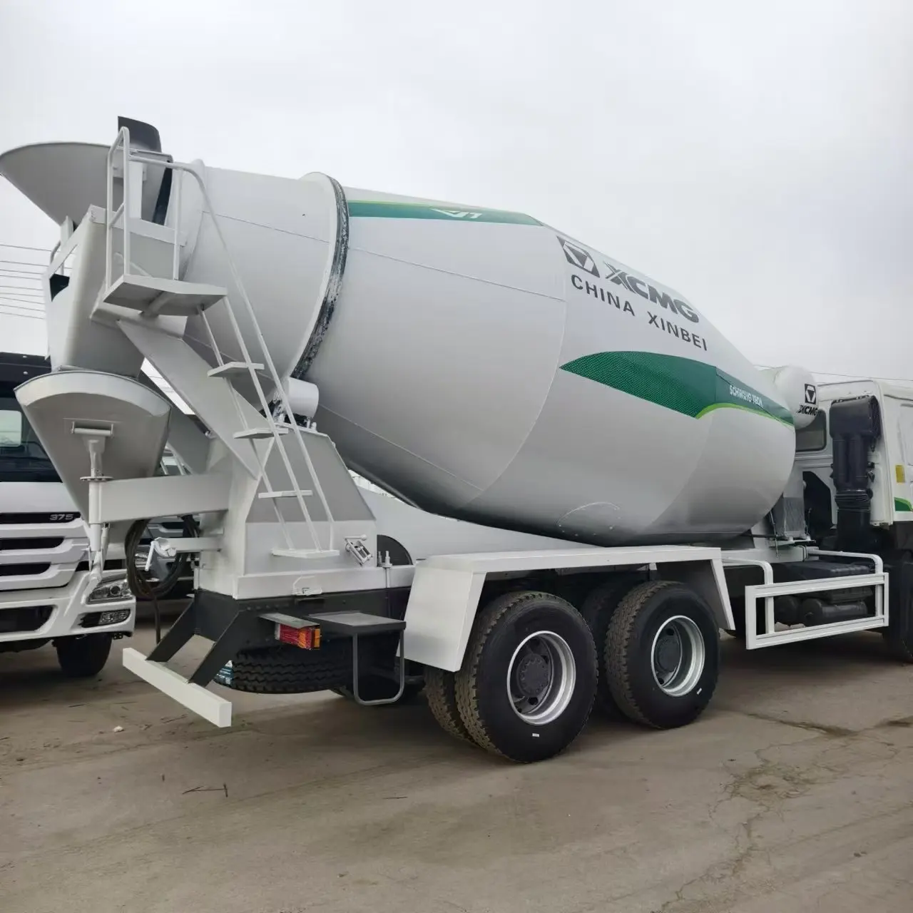 construction machinery SINITRUK HOWO used secondhand concrete mixer truck with tank capacity 8 10 12 square