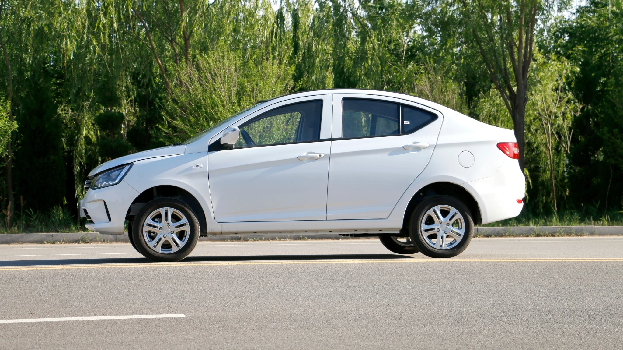 
China left rudder electric car Model M8 Solar Hybrid cars 