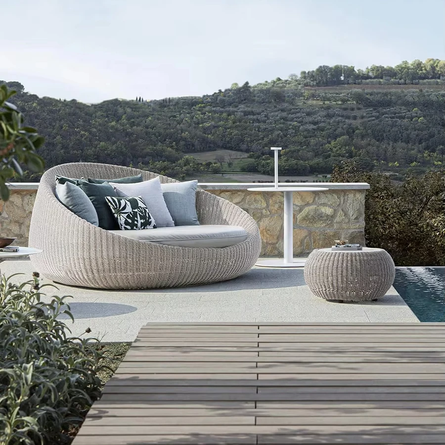 European Popular Morden Garden Rattan Rond Sofa Set Outdoor Waterproof Patio Lounge Bed and Chairs