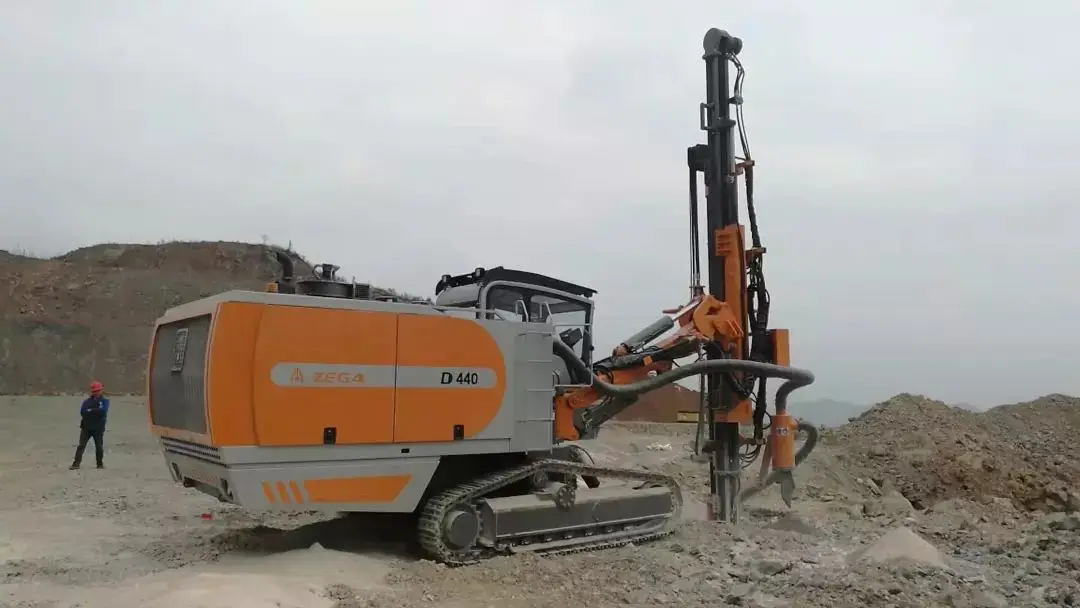 ZEGA D440 421 422 Copper Open Pit Blasting Holes Mining Integrated Surface DTH Drilling Rig for Ircon Ore Site