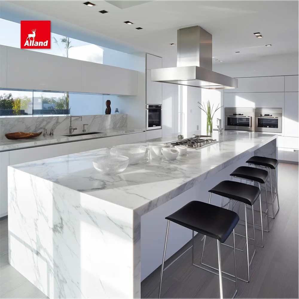 China Good Price Modern Flat Style White High Gloss Matte Lacquer MDF Plywood Handleless Kitchen Cabinet with Countertop Island