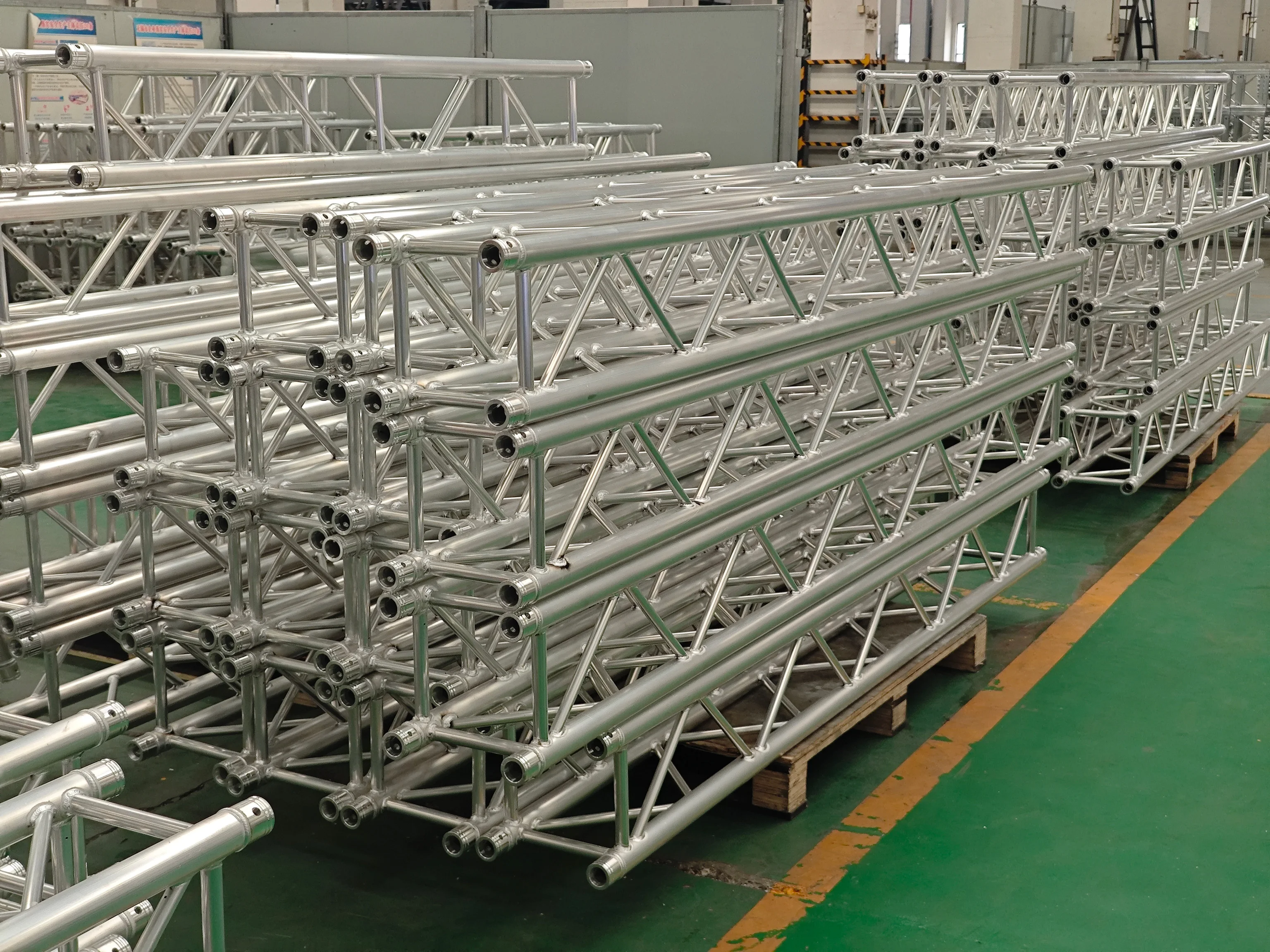 Outdoor LED Screen Mobile Audio DJ Lighting Stage Equipment Professional Custom 290*290mm Lightweight Truss Entertainment