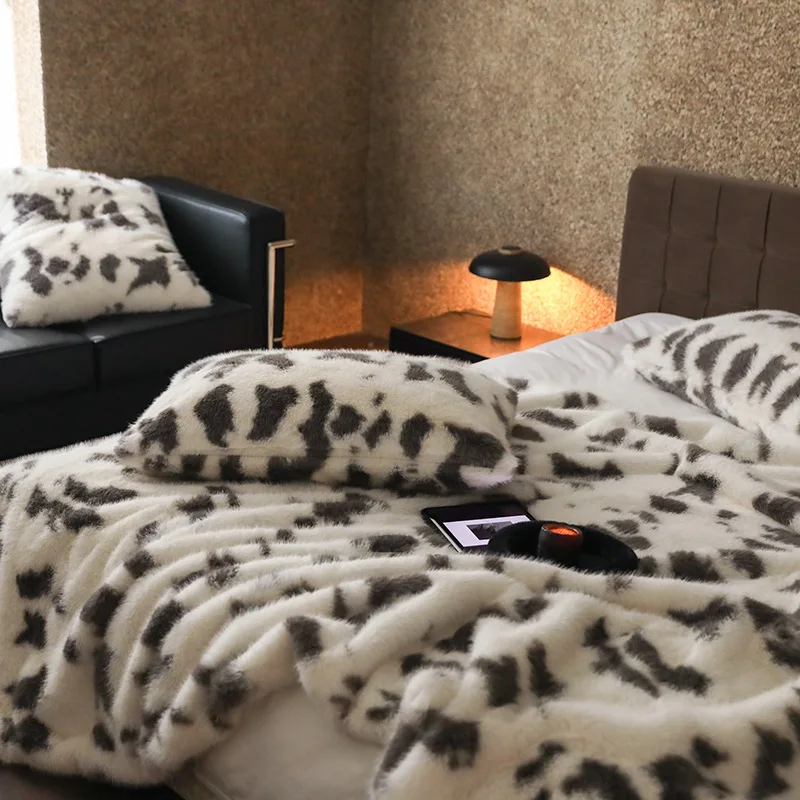 Brand New Light Luxury Blanket Altan Imitation Fox Fur Milk Blanket Thickened Warm Feather Blanket For Baby